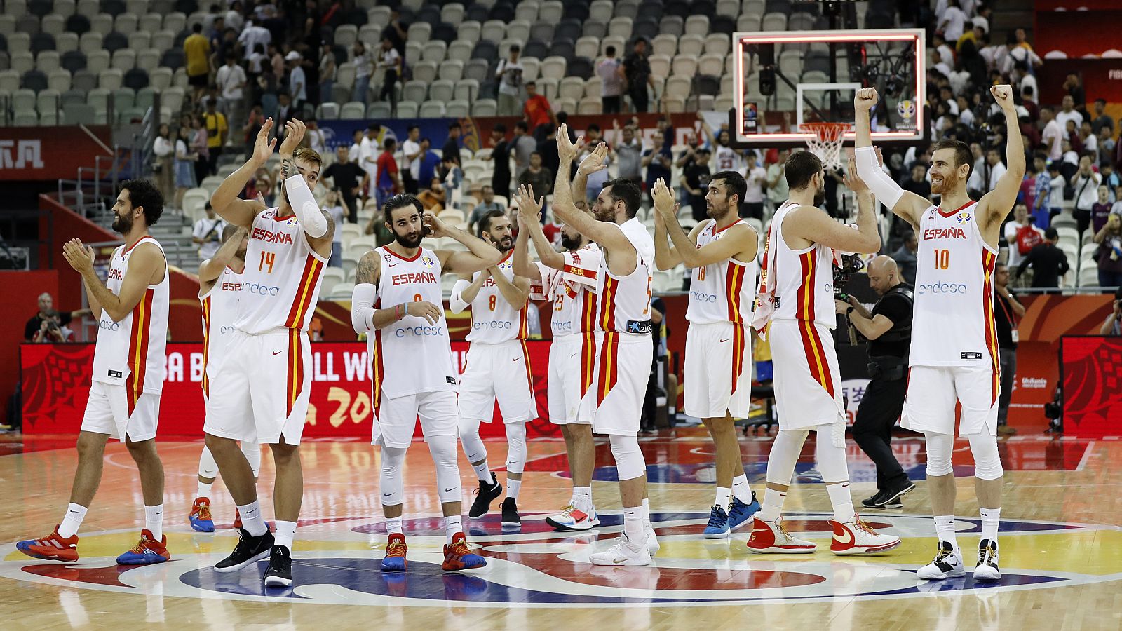 Los jugadores de la selección española celebran el pase a semifinales.