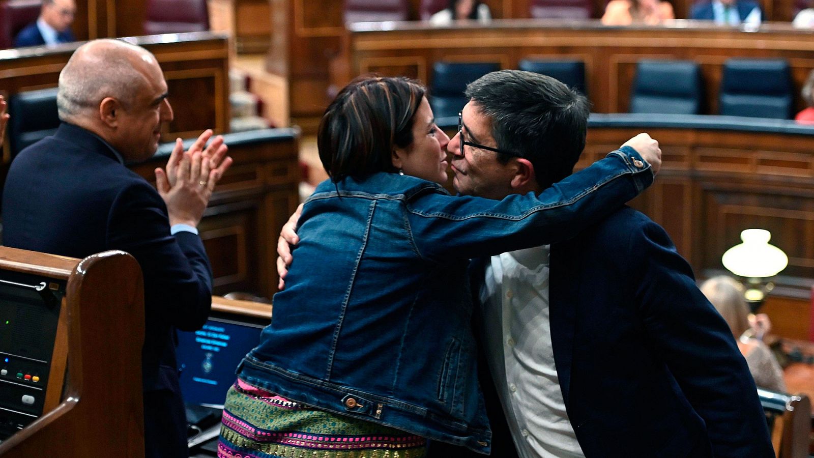 La portavoz del Grupo Socialista, Adriana Lastra, felicita a Patxi López tras su presentación de la propuesta de ley de regulación de la eutanasia en el Congreso de los Diputados.