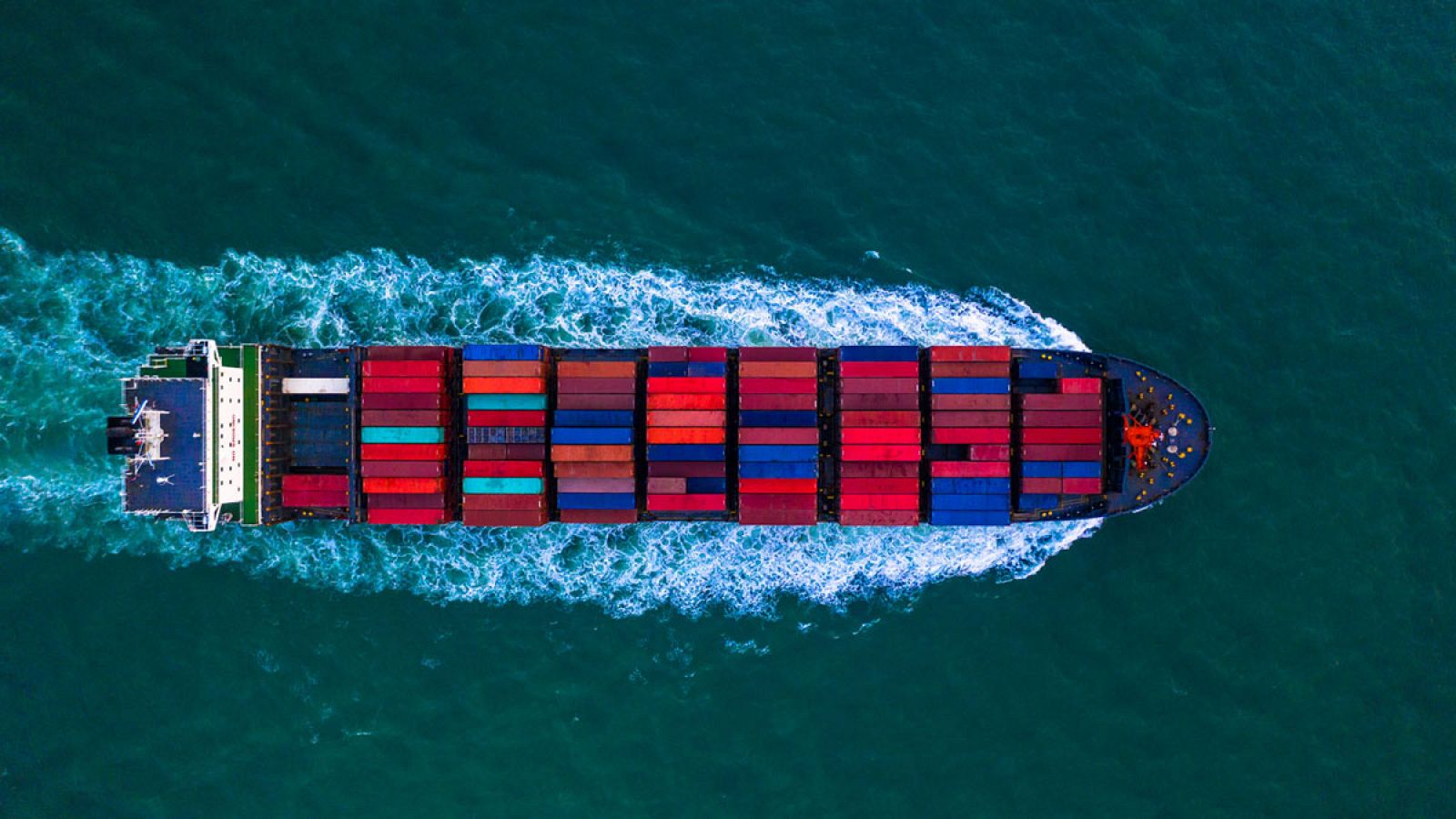 Un carguero transporta mercancías