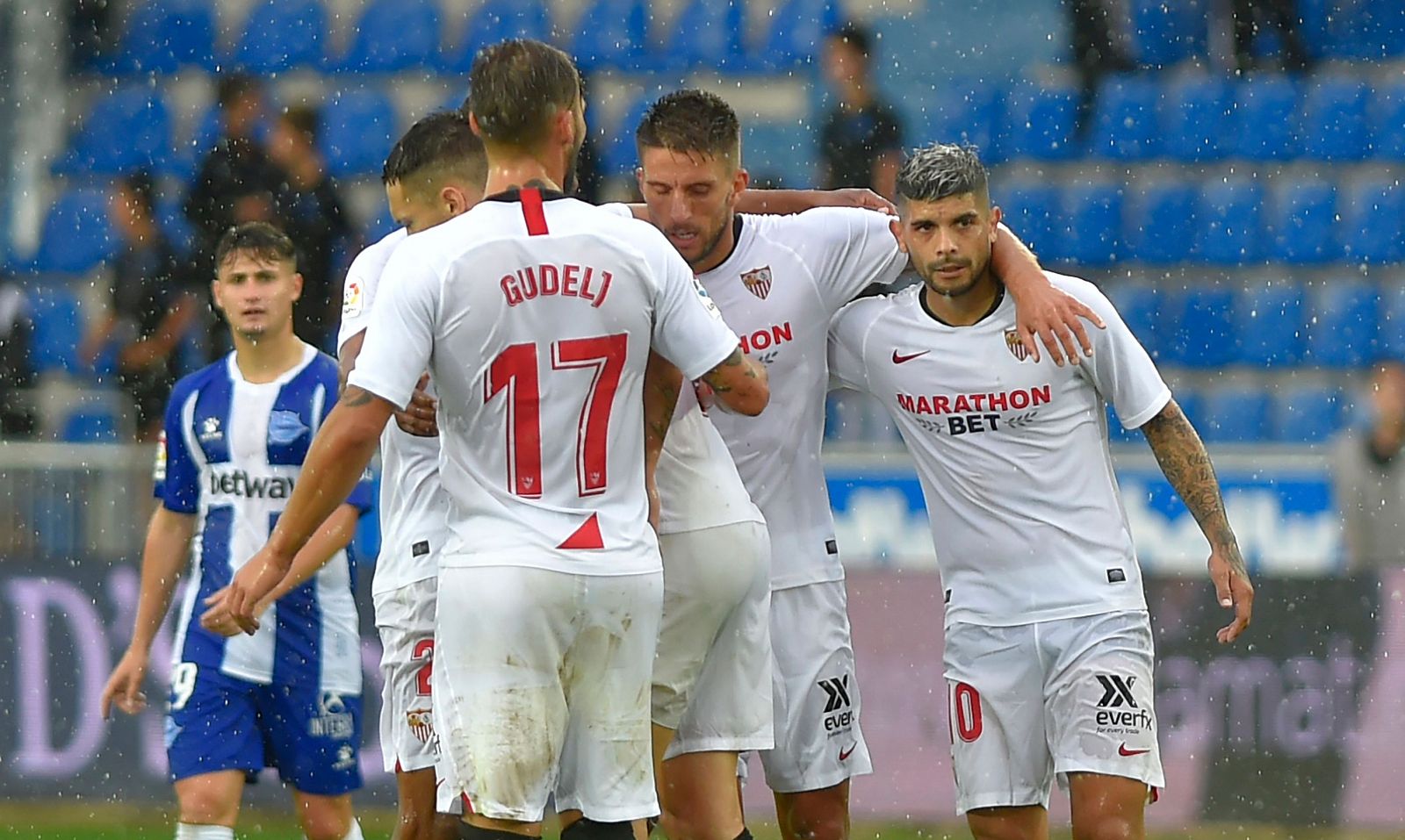 El Sevilla celebra su victoria ante el Alavés por la mínima.