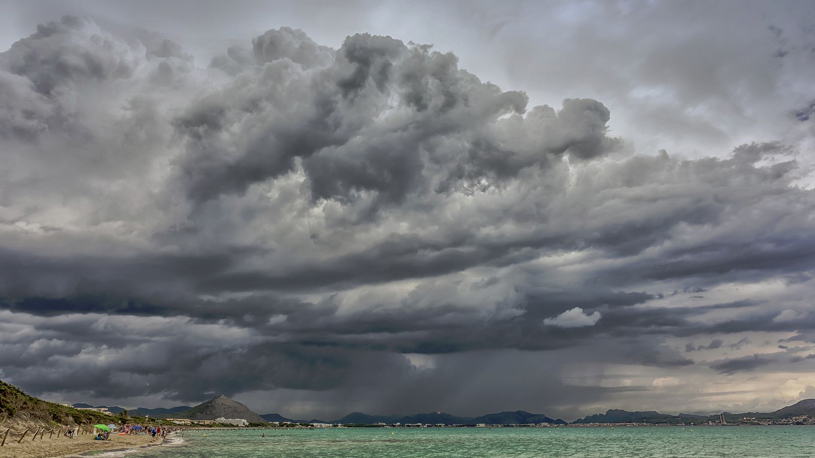 Fuerte tormenta en una playa de la isla de Mallorca.