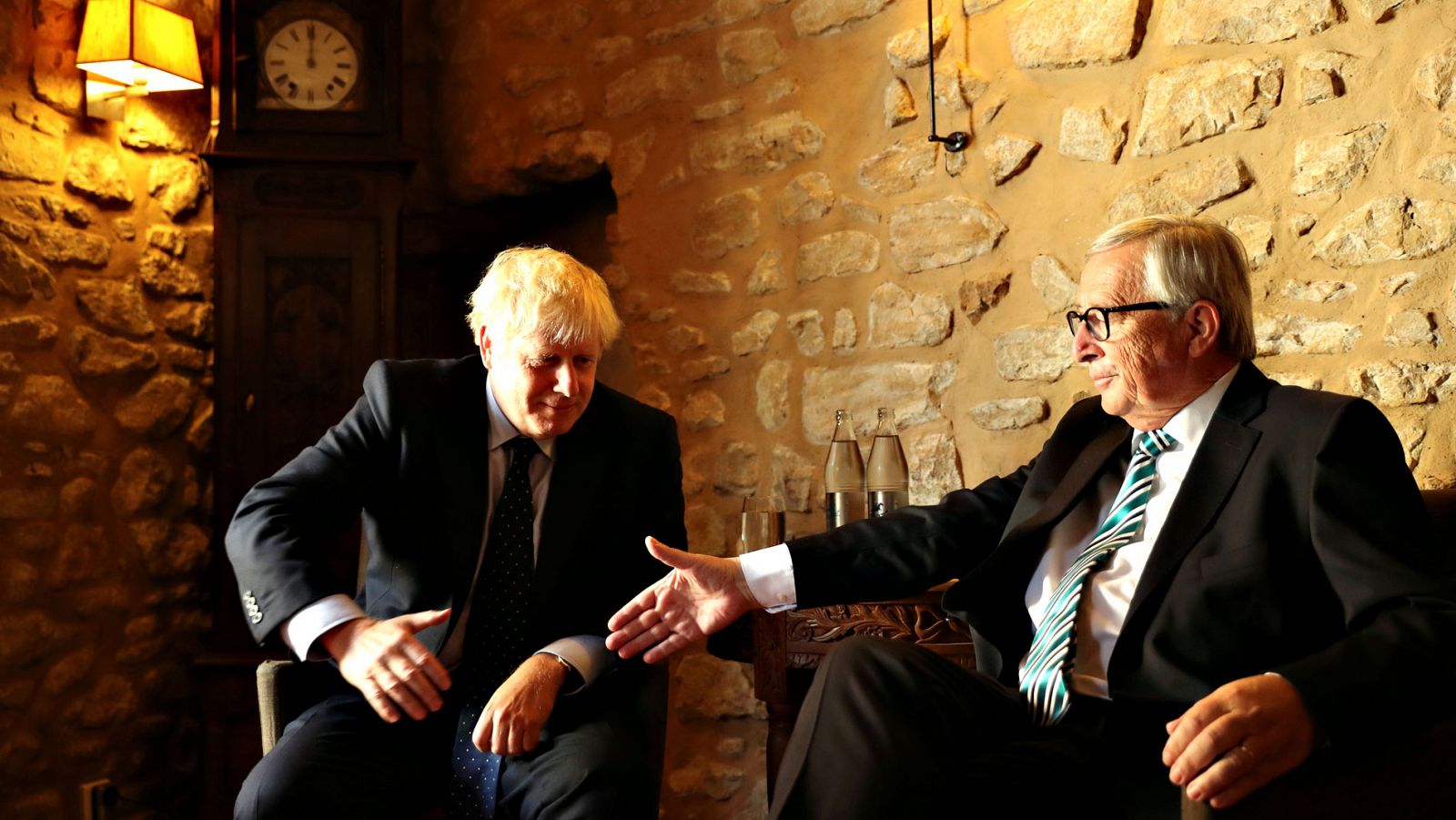 El primer ministro británico, Boris Johnson, yel presidente de la Comisión Europea, Jean Claude Juncker, durante su encuentro en Luxemburgo