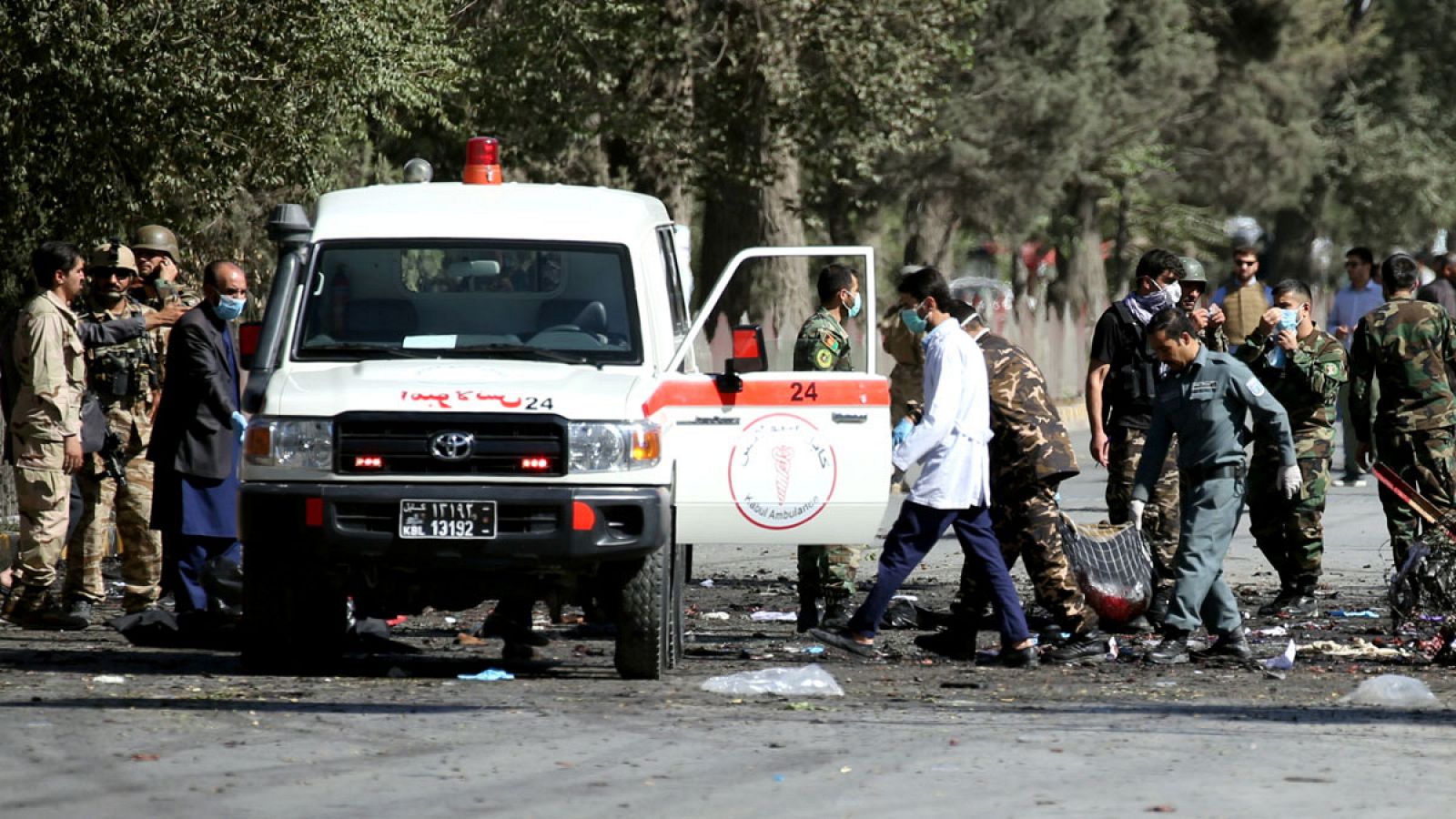 Militares afganos retiran restos humanos del lugar del atentado en Kabul