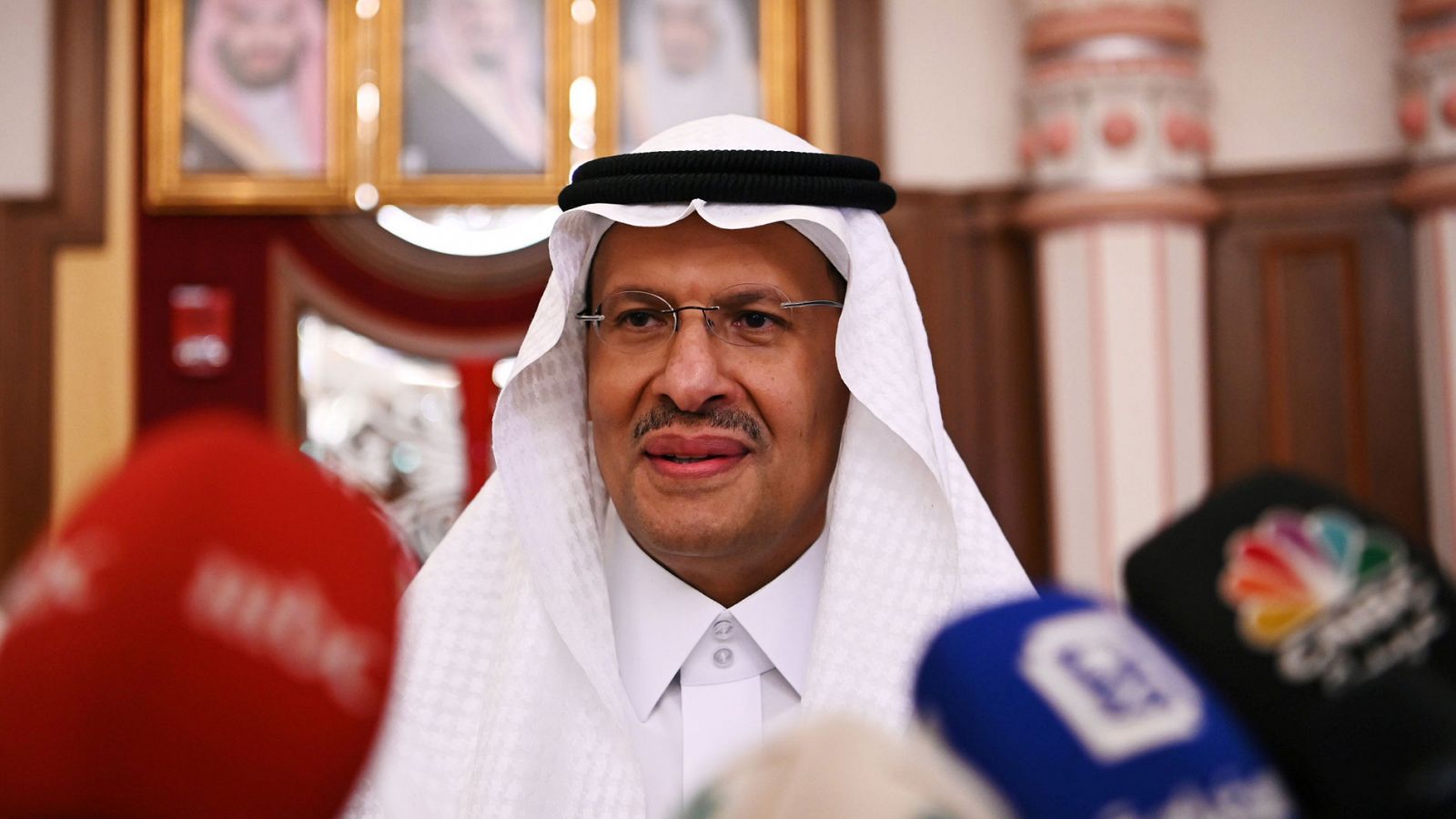 El ministro de Energía de Arabia saudí, el príncipe Abdulaziz bin Salman, dice que los suministros de petróleo regresan a los niveles anteriores