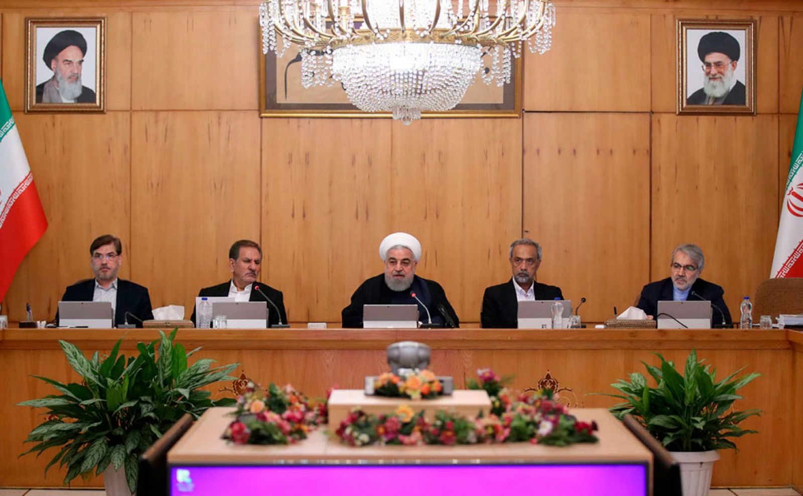 El presidente iraní Hasan Rohaní habla durante la reunión del gabinete en Teherán, Irán,