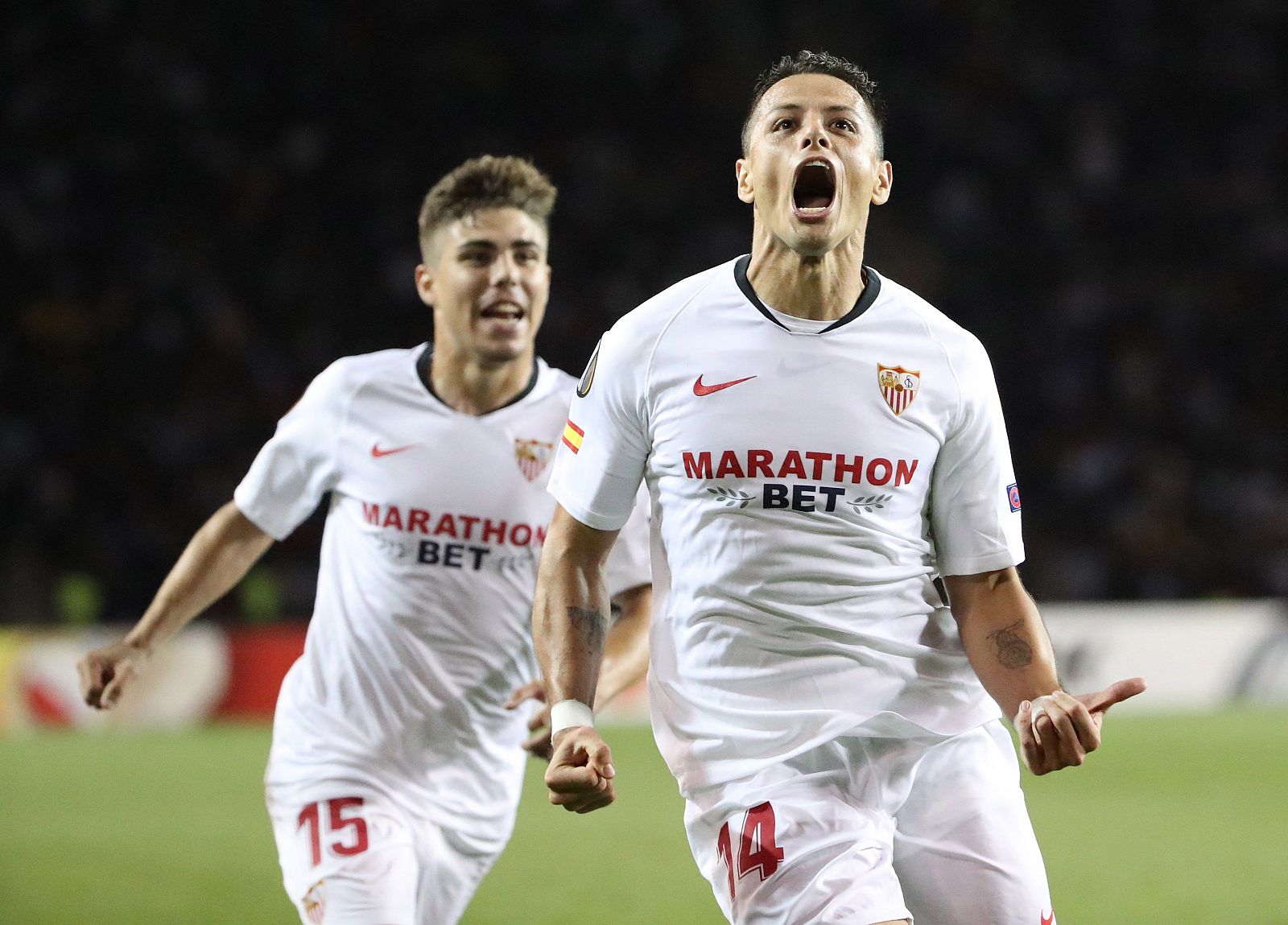 'Chicharito' celebra su primer gol con el Sevilla
