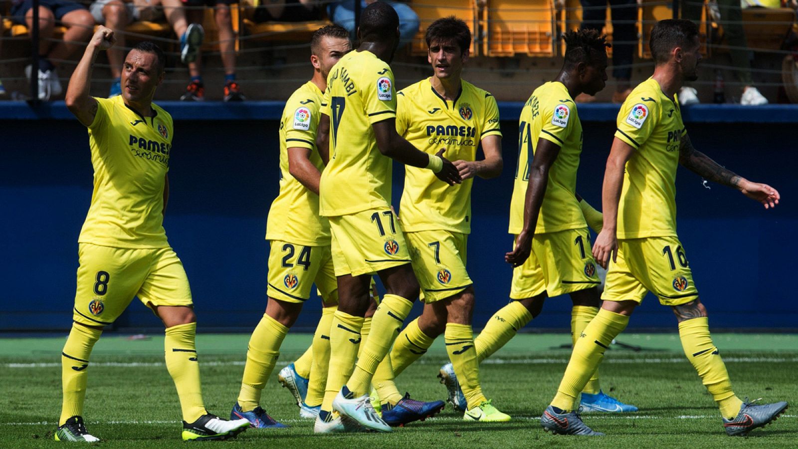 Los jugadores del Villarreal celebran el gol de Santiago Cazorla