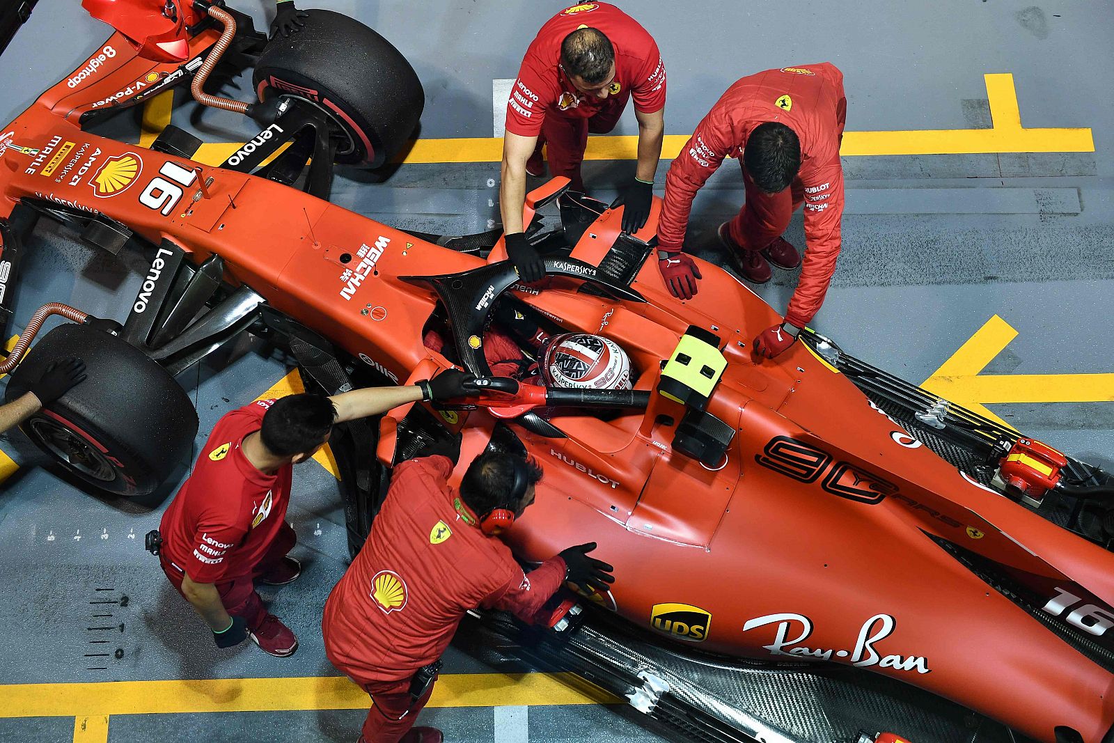 Los mecánicos de Ferrari atienden a Leclerc en una parada en los talleres del circuito de Singapur