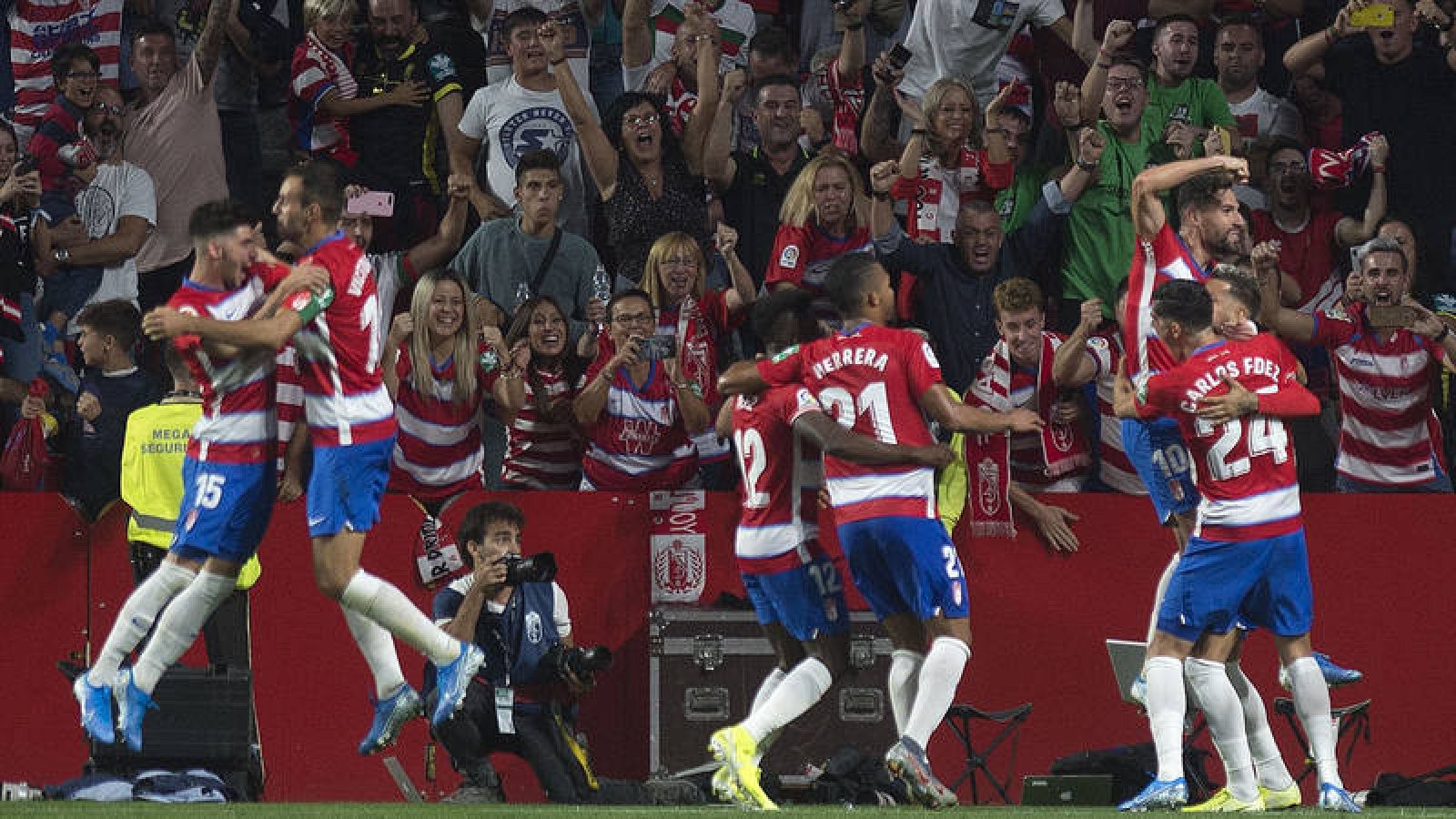 Los jugadores del Granada celebran el segundo gol