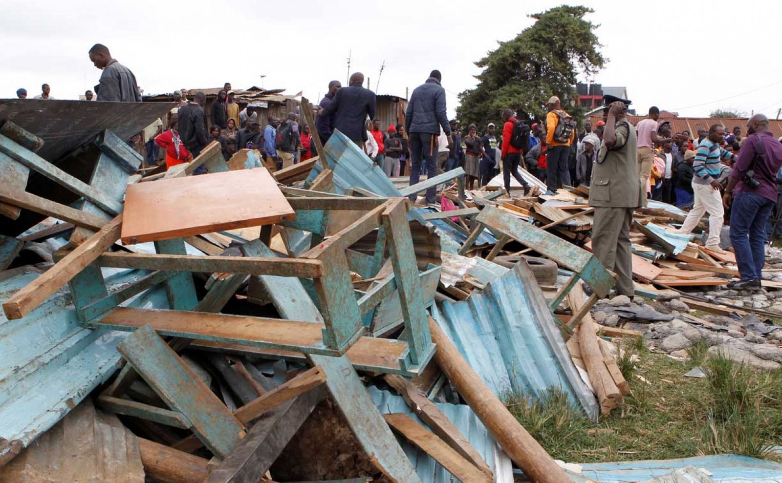 Un oficial de policía observa los restos de la escuela derrumbada en Nairobi.