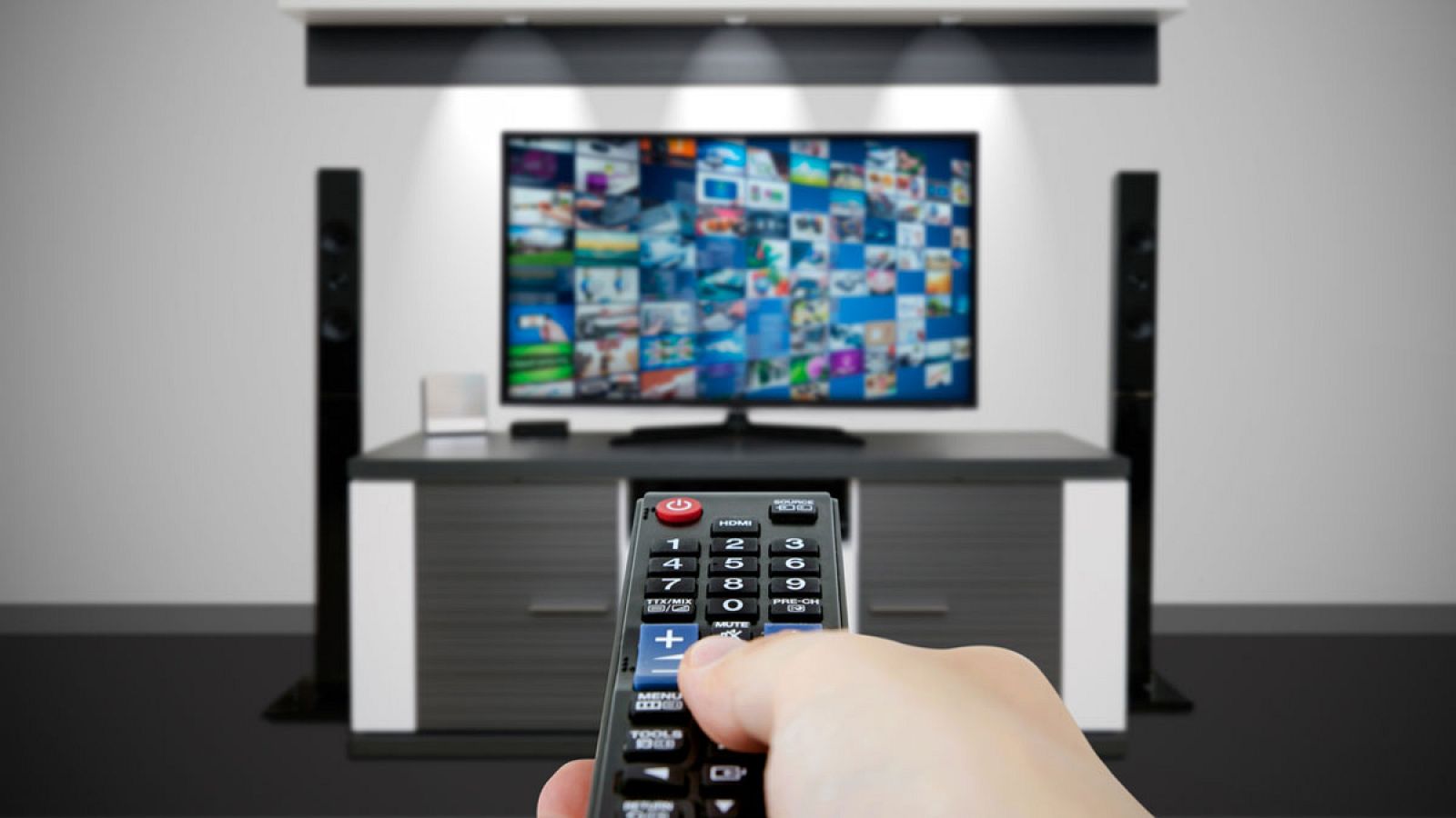 Un televidente resintoniza los canales con el mando a distancia