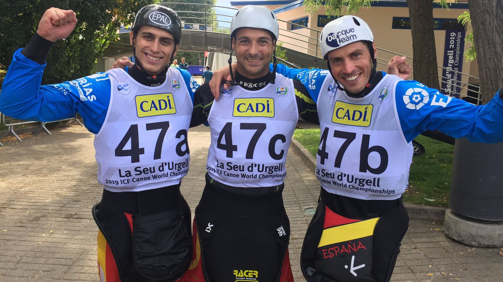 David Llorente, Joan Crespo y Samuel Hernanz celebran su victoria en el Mundial de Piragüismo