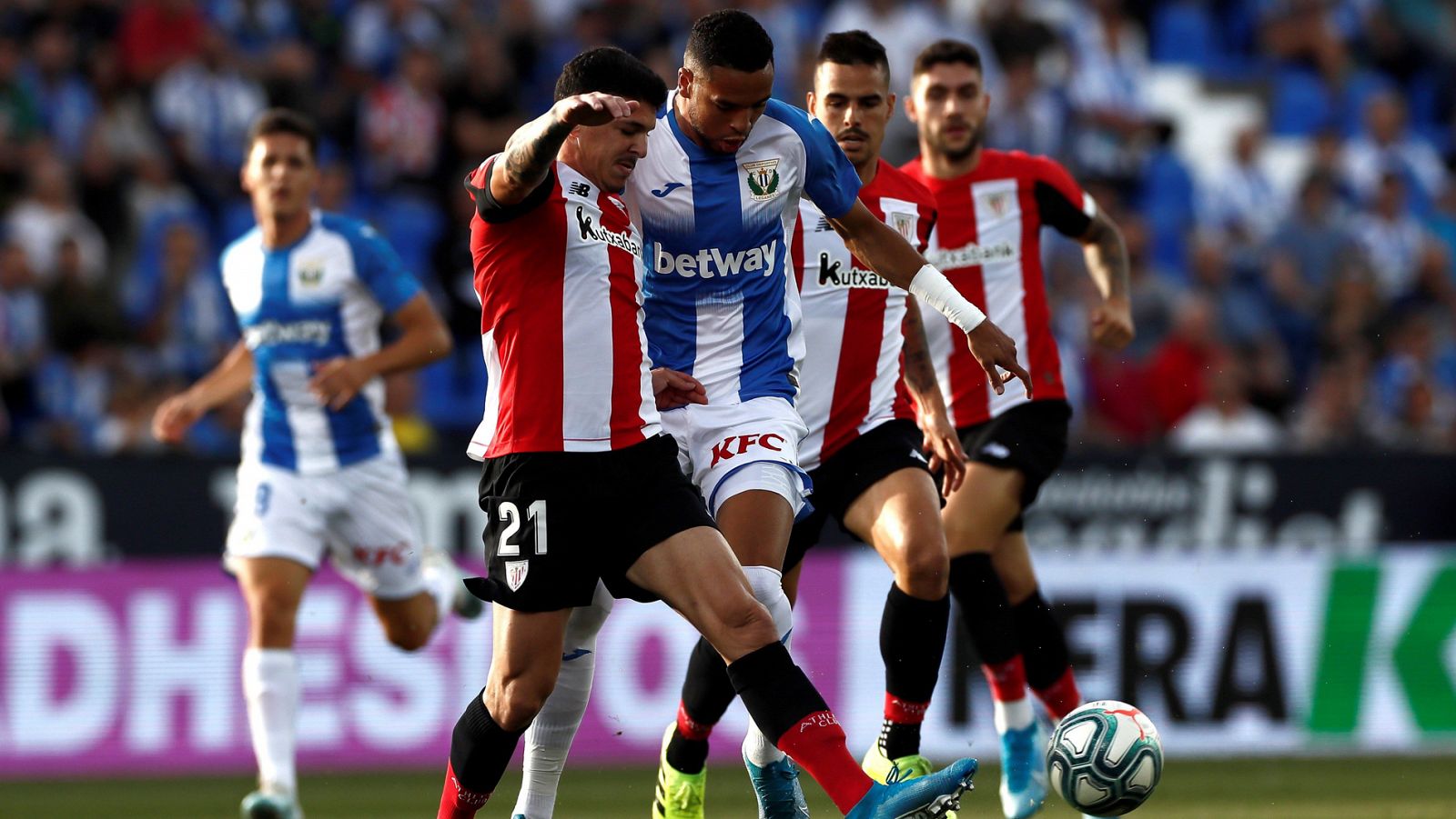 El delantero marroquí del Leganés, Youssef En Nesyri (3i) pelea un balón con el defensa del Athletic de Bilbao Ander Capa (2i).