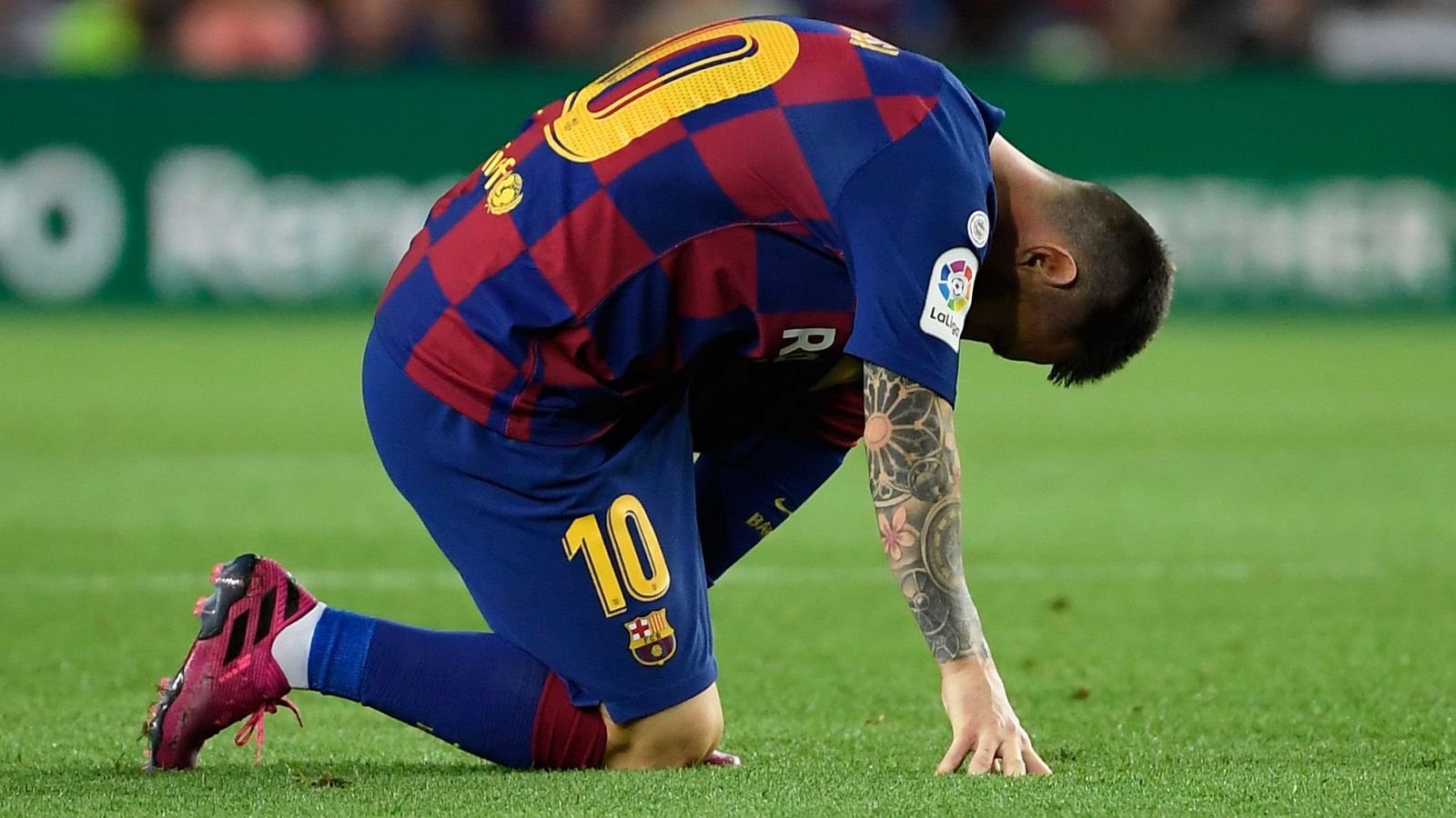 Leo Messi se duele en el pasado partido contra el Villarreal.