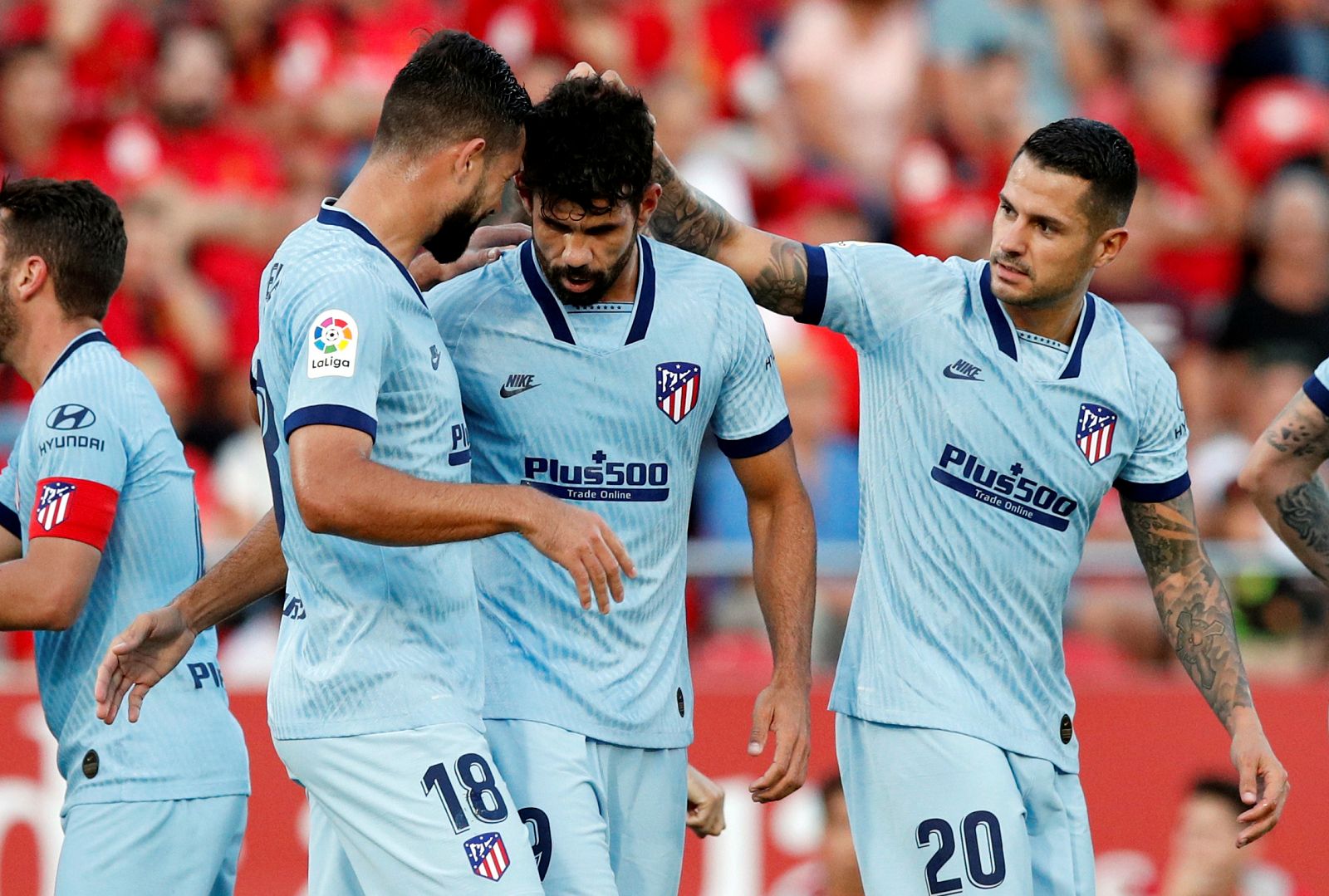 Costa, felicitado por sus compañeros tras marcar al Mallorca