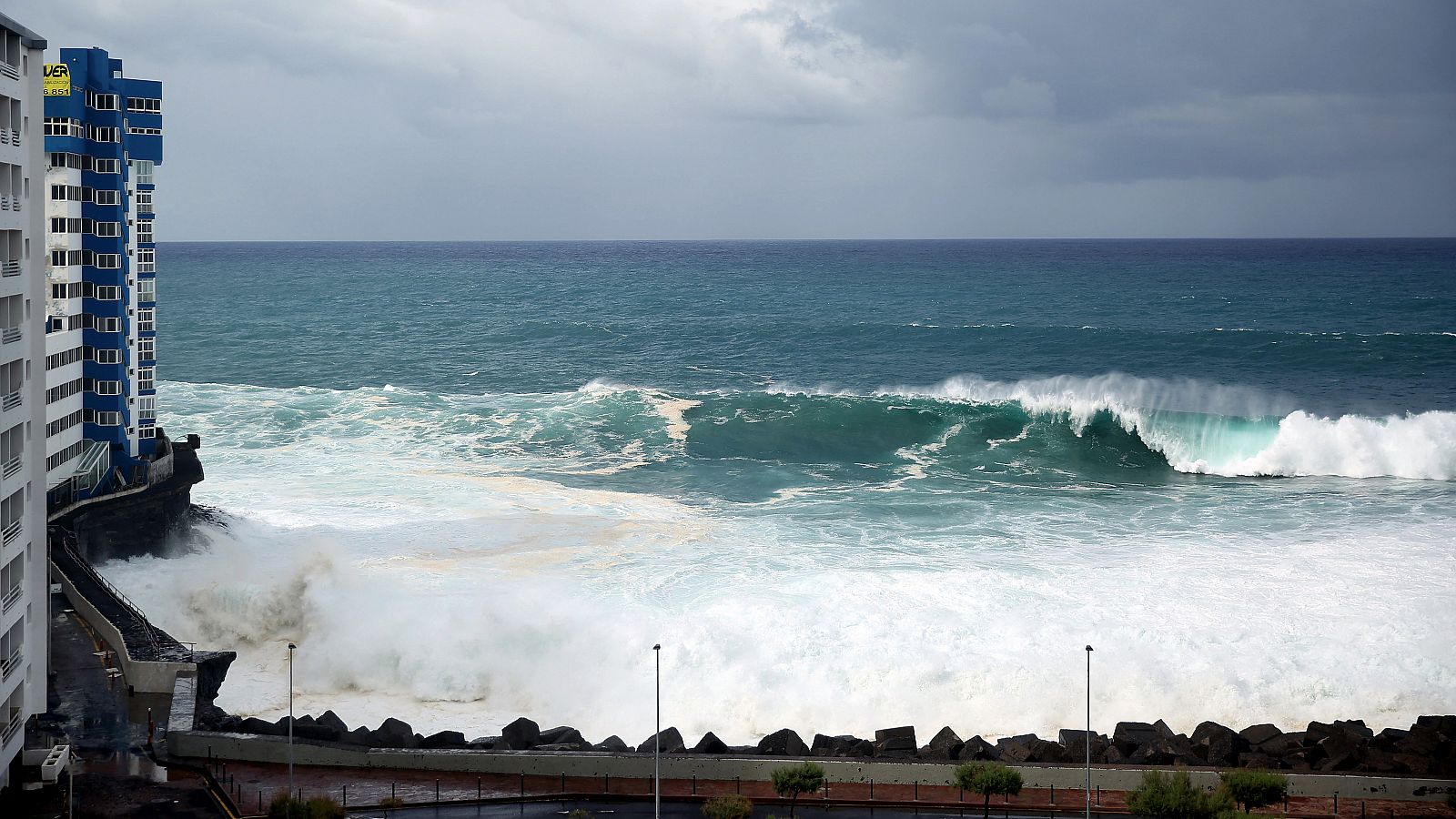 En la imagen, la costa de Tacoronte en Mesa del Mar, Tenerife, donde un edificio construido junto al mar sufre la violencia del Atlántico durante un temporal.