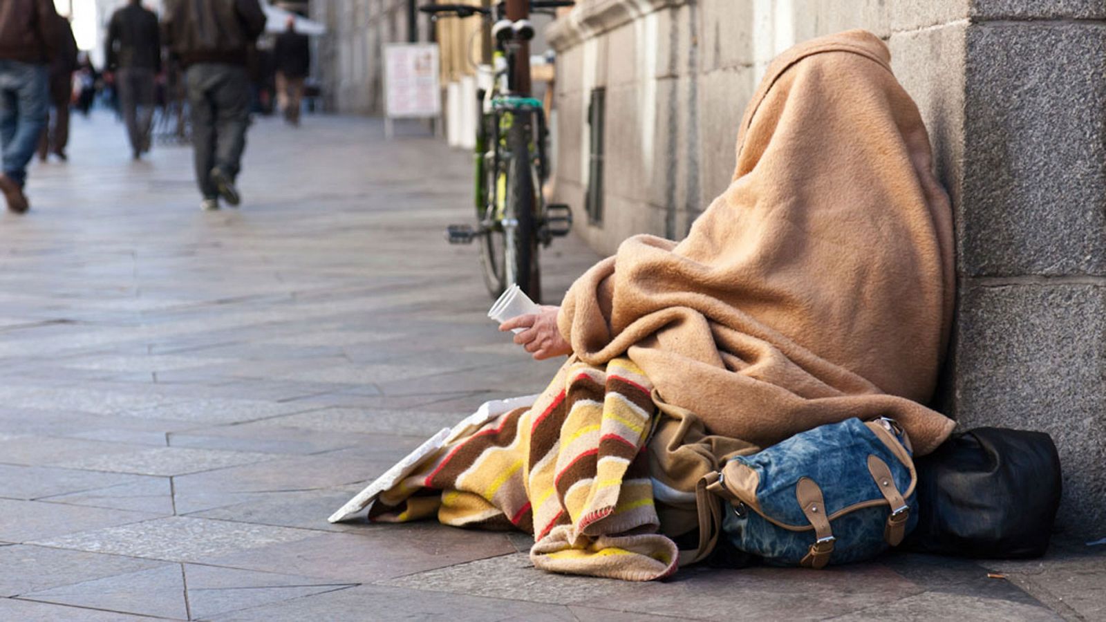 Una mujer sin hogar en una calle del centro de Madrid