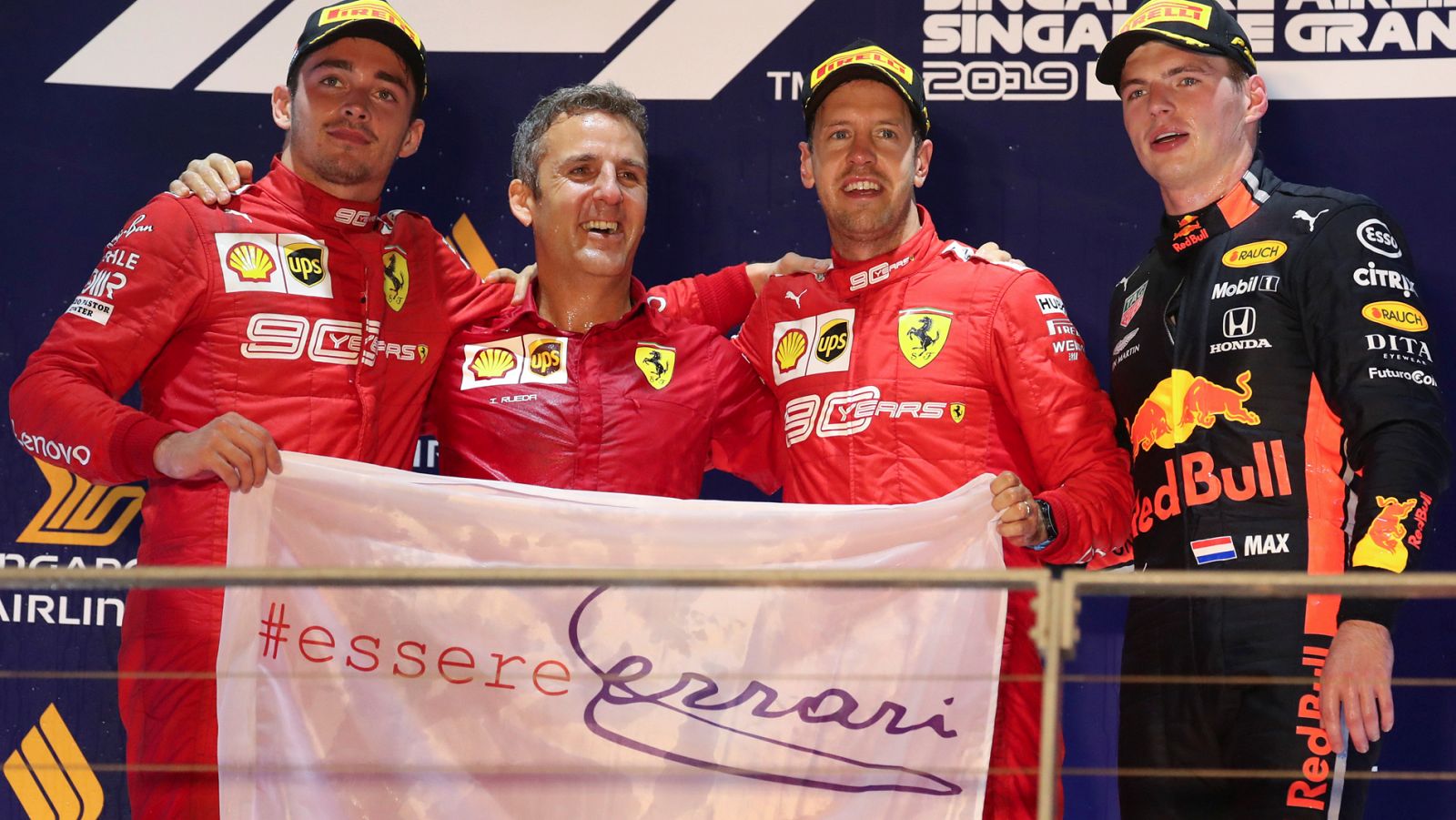 Charles Leclerc y Sebastian Vettel flanquean al director de Ferrari en el podio de Singapur, con Verstappen a la derecha.