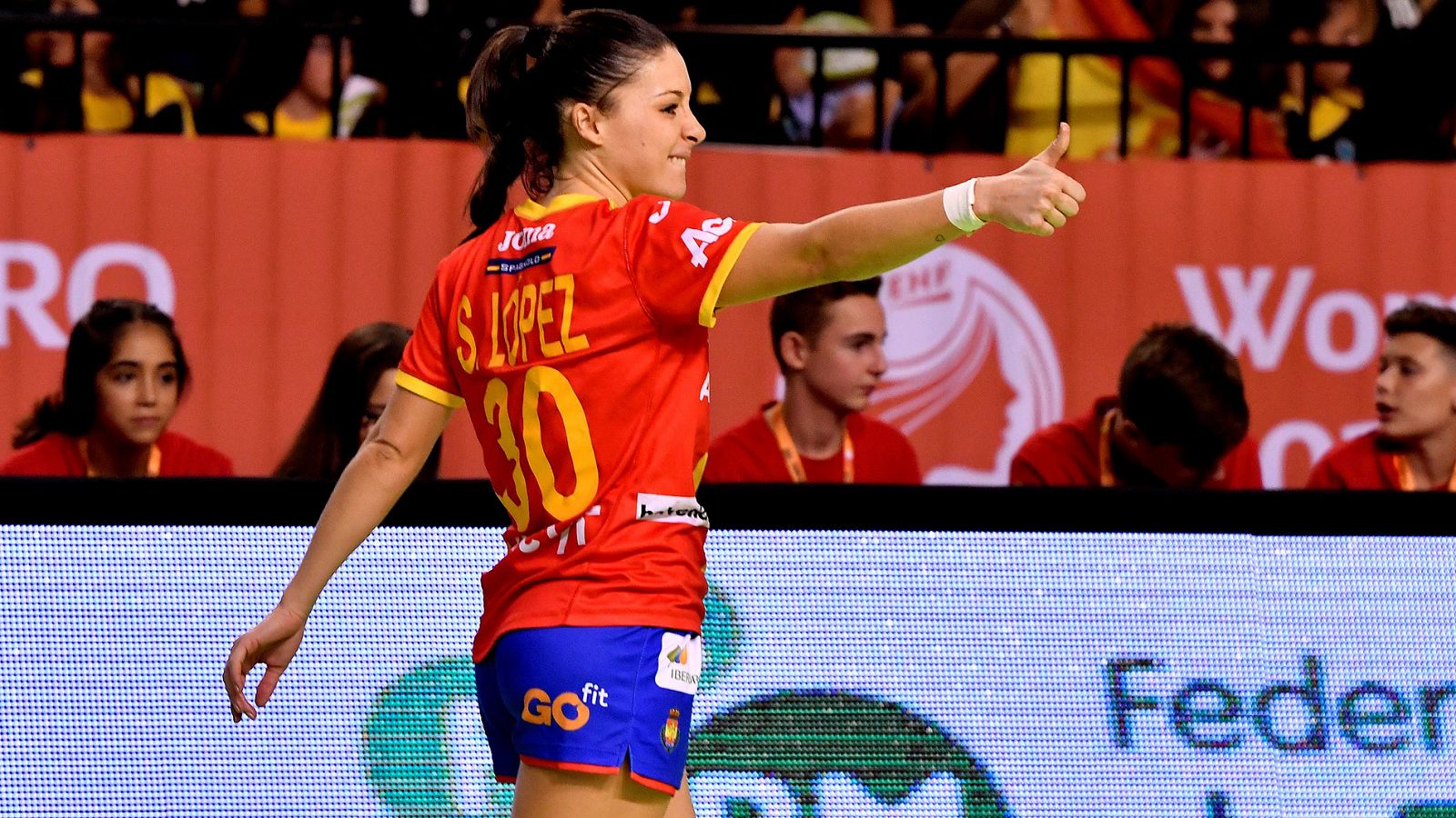 La jugadora de la selección española femenina de balonmano Soledad Lopez celebra un gol durante el partido ante Grecia.