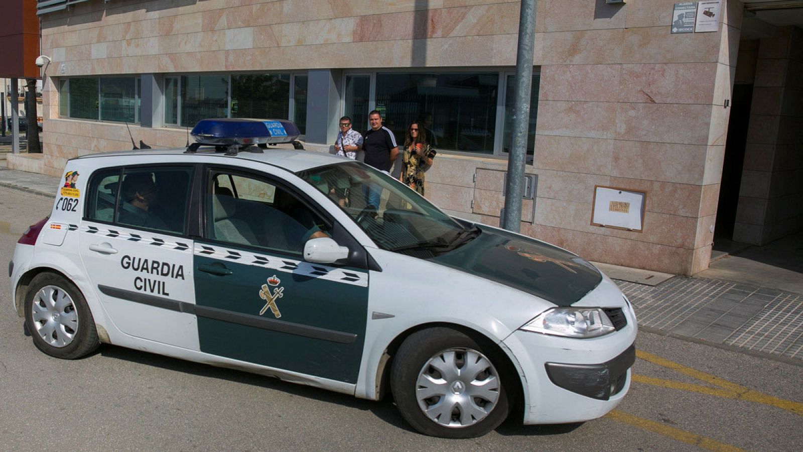 Agentes de la Guardia Civil llegando a los juzgados de Vélez-Málaga para poner en disposición judicial a Sergio R.G., el novio de Dana Leonte.