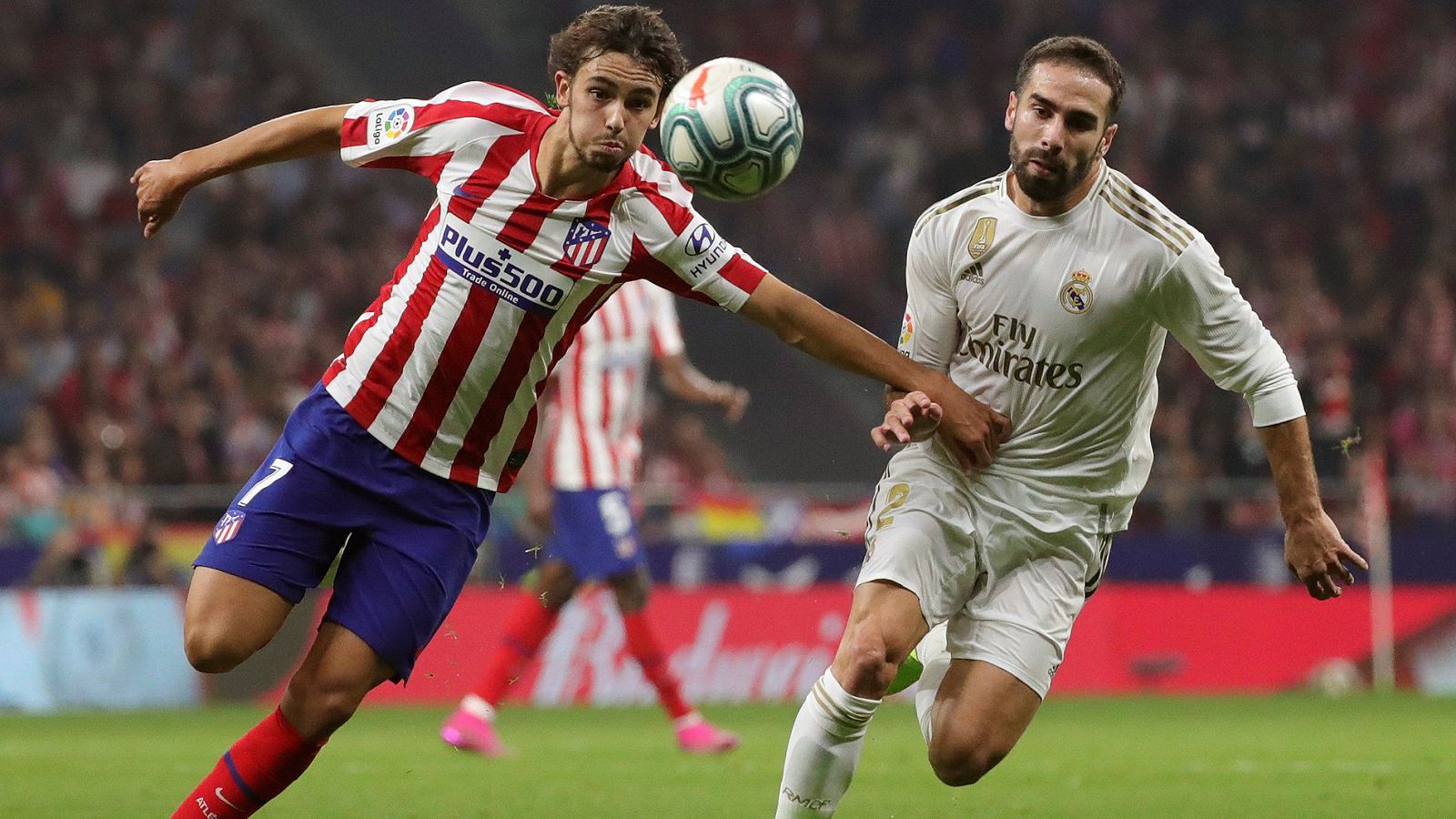 Dani Carvajal disputa un balón con Joao Félix.