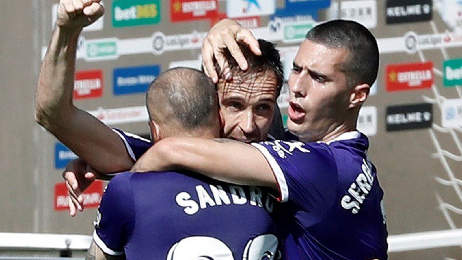 Los jugadores del Valladolid celebran el gol