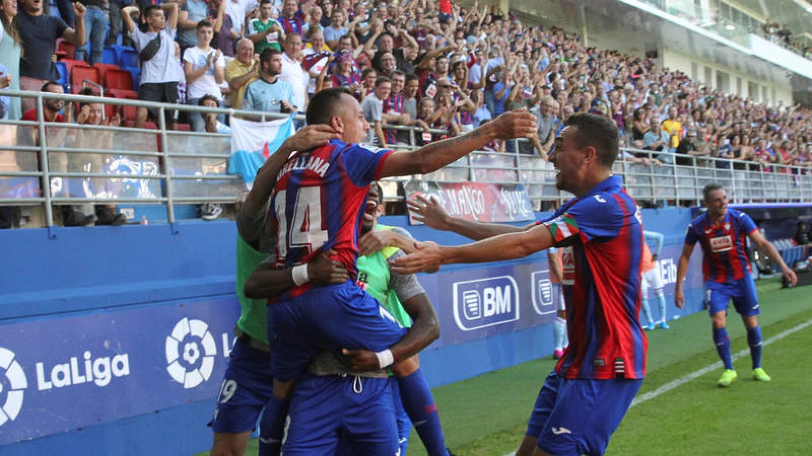 Los jugadores del Eibar celebran el segundo gol