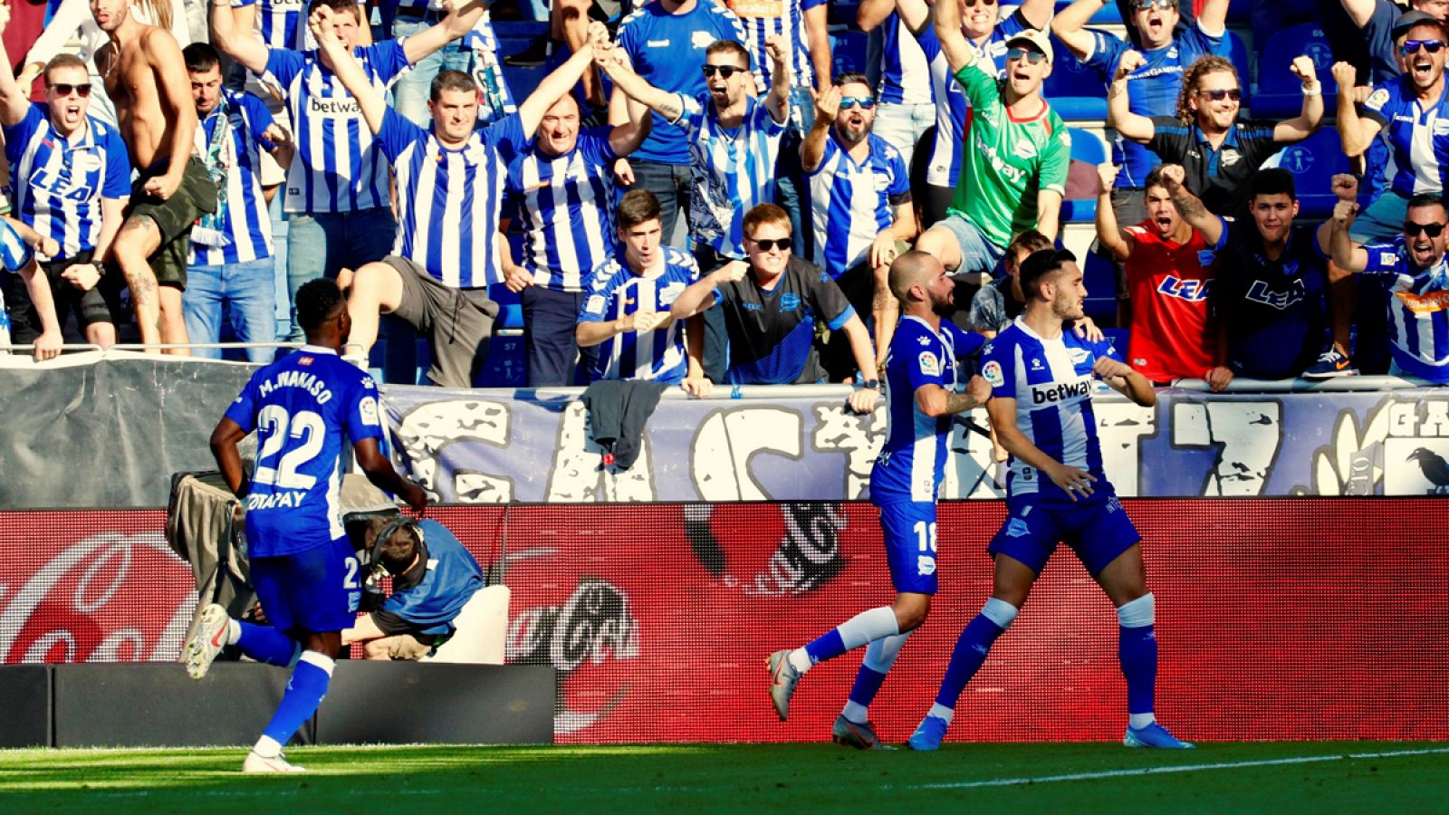 Los jugadores del Deportivo Alavés celebran un gol