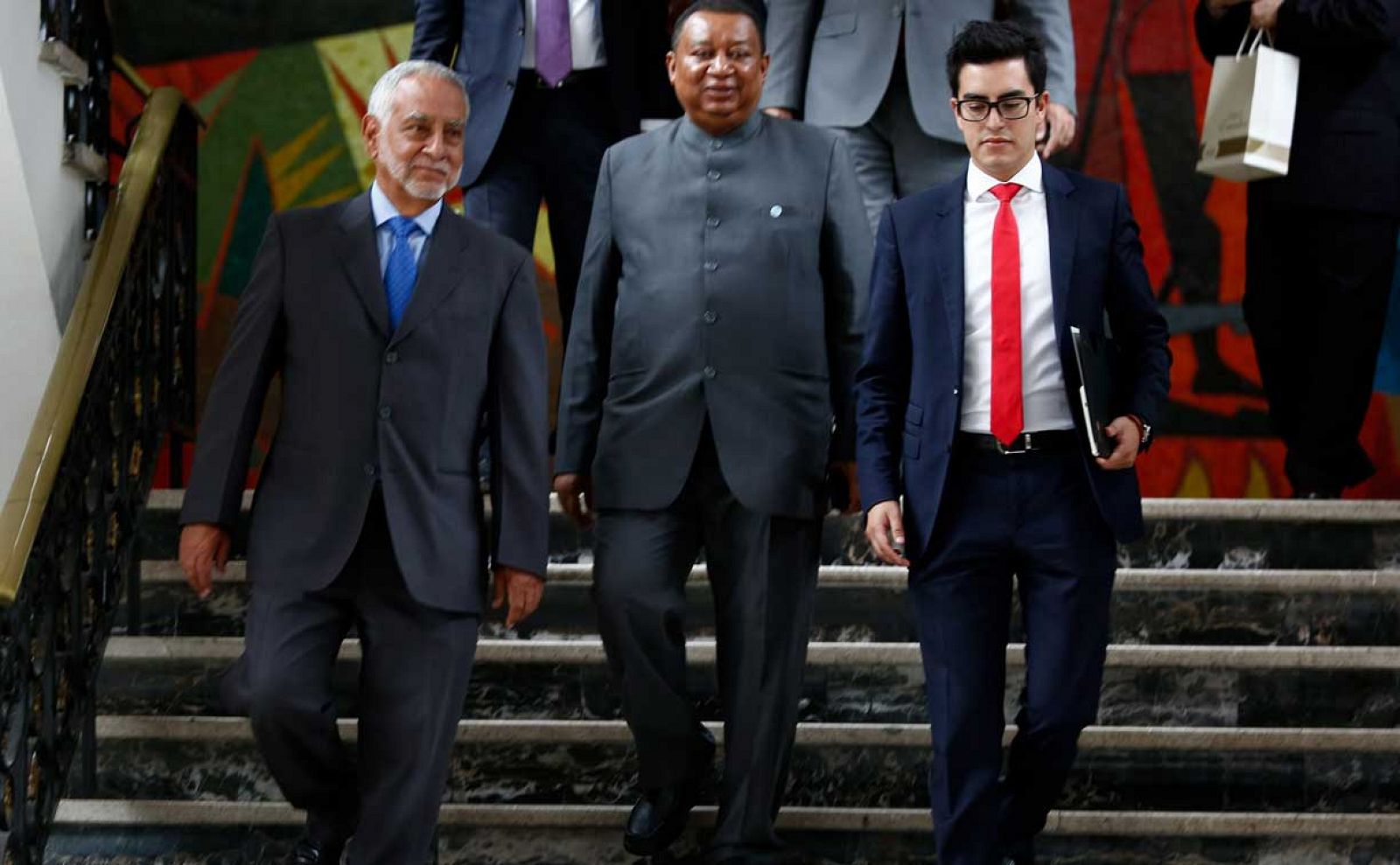 El secretario general de la Organización de Países Exportadores de Petróleo (OPEP), Mohammed Barkindo (c), sale del Palacio de Gobierno tras su reunión con el presidente ecuatoriano, Lenín Moreno, hoy martes, 6 de febrero de 2018, en Quito (Ecuador)