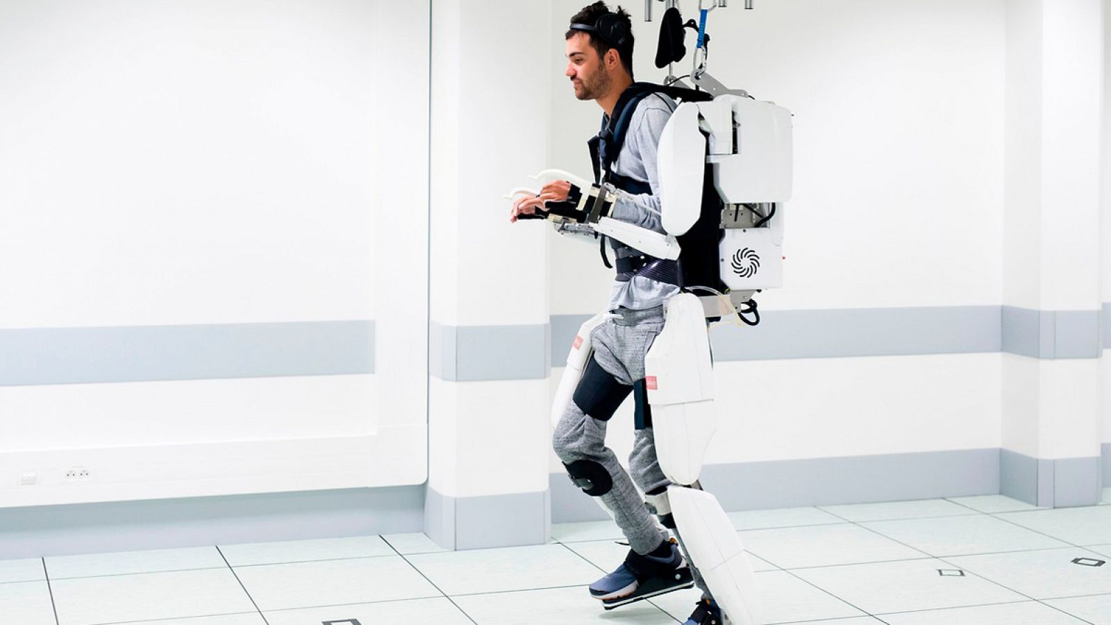 Imagen del paciente tetrapléjico, Thibault, probando el exoesqueleto en el laboratorio de la Universidad de Grenoble. Fuente: Fondo de Donación Clinatec, via Afp