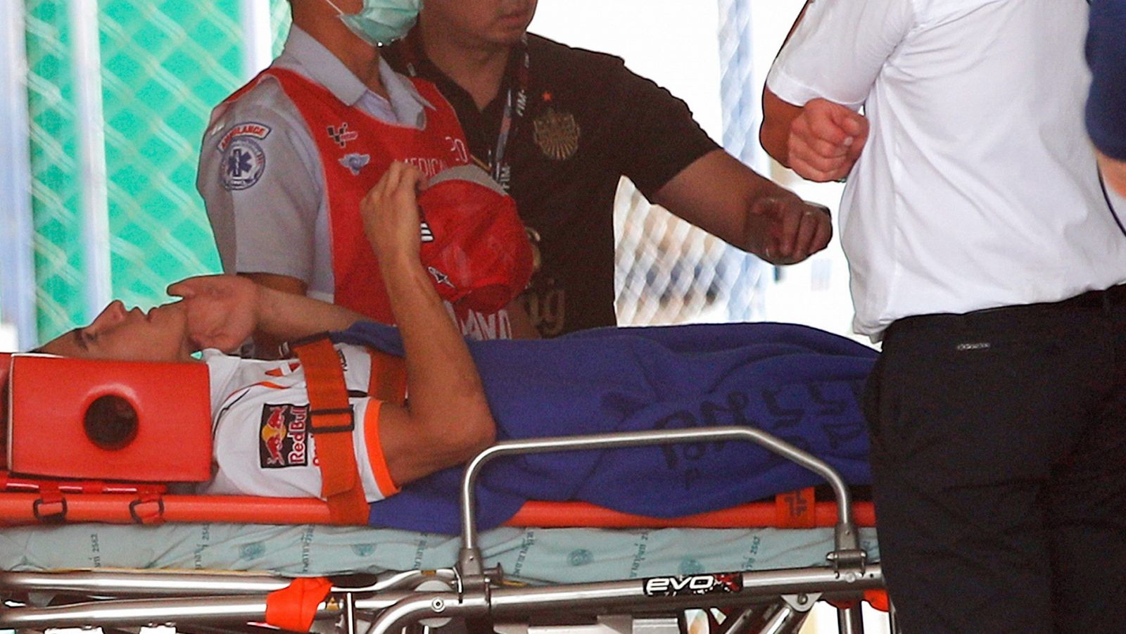 Momento en el que Marc Márquez es trasladado en ambulancia al hospital de Buriram.
