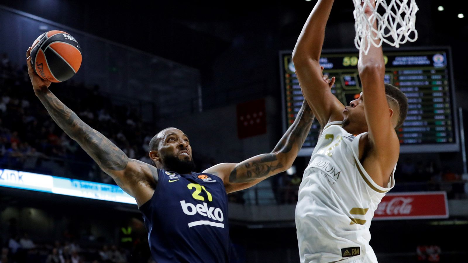 Derrick Williams, del Fenerbahçe, intenta encestar ante la oposición de Walter Tavares, del Madrid.