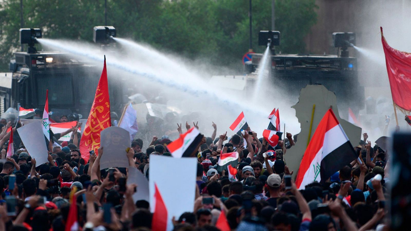 Las autoridades lanzando agua a los manifestantes en Bagdad (Irak) el pasado 2 de octubre