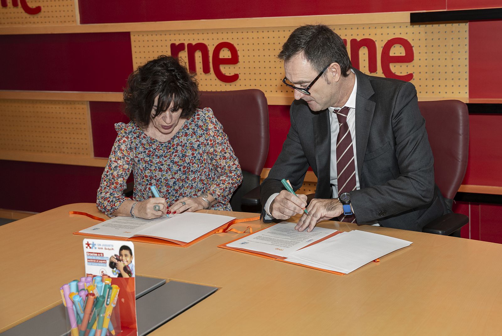 Paloma Zuriaga, directora de RNE, y José Antonio Pastor, presidente de la Fundación Crecer Jugando