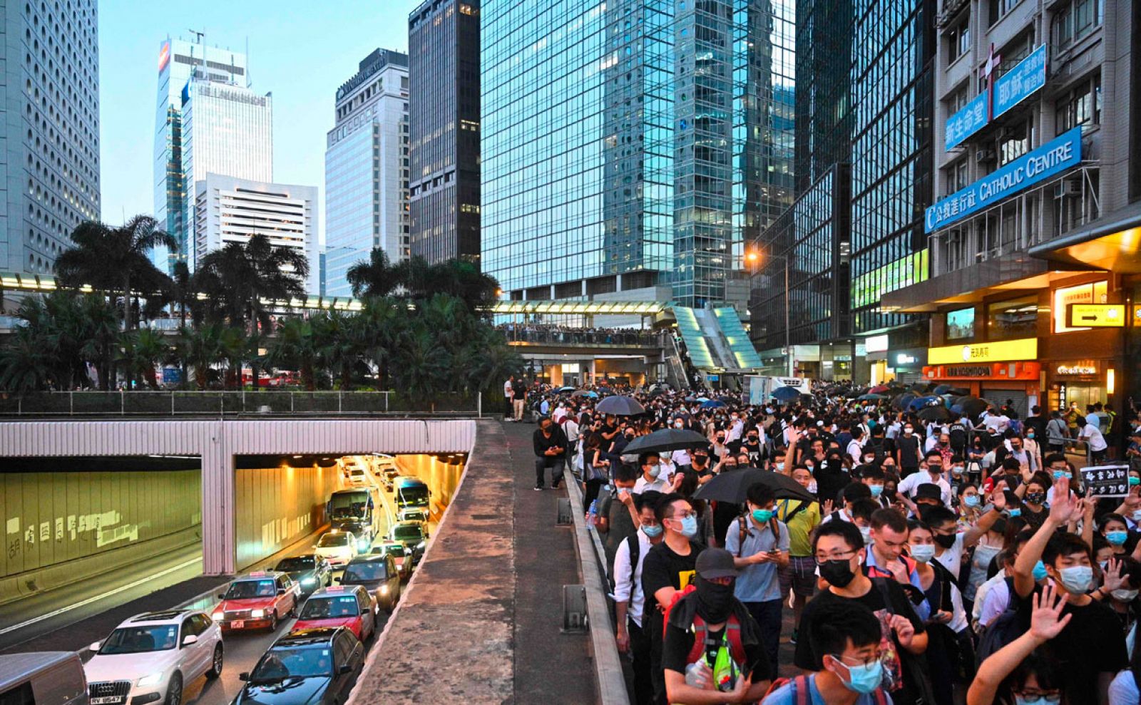 Los manifestantes marchan en el corazón del distrito comercial Central de Hong Kong el 4 de octubre de 2019