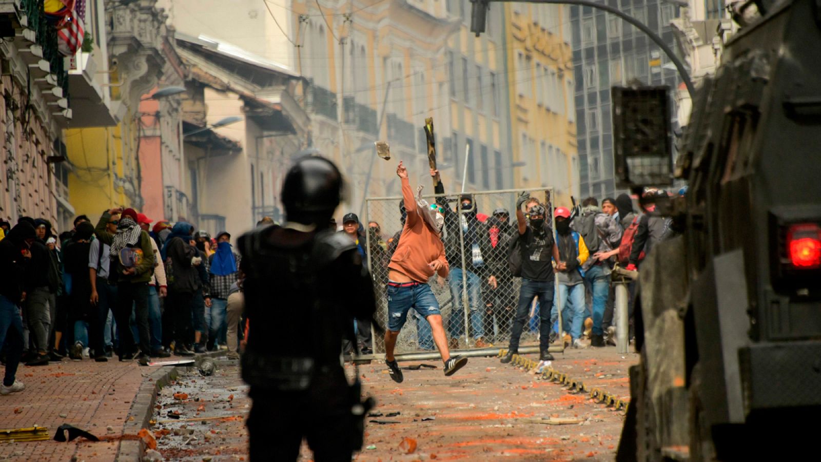 Un grupo de manifestantes se enfrenta a la Policía en el centro de Quito