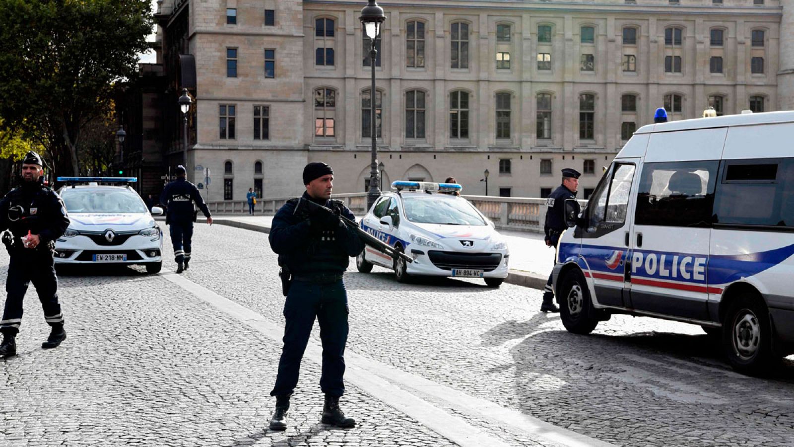 Fuerzas de seguridad francesa a la salida de la Prefectura de París.
