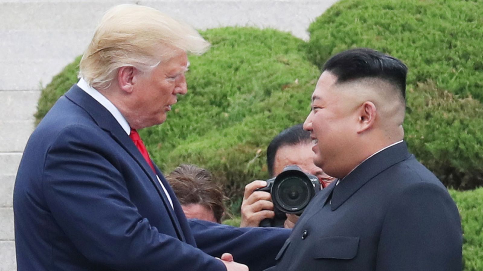 Imagen del encuentro entre el presidente estadounidense, Donald Trump, y  el líder norcoreano, Kim Jong-un, en la Zona Desmilitarizada (DMZ) que divide las dos Coreas el pasado 30 de junio de 2019.