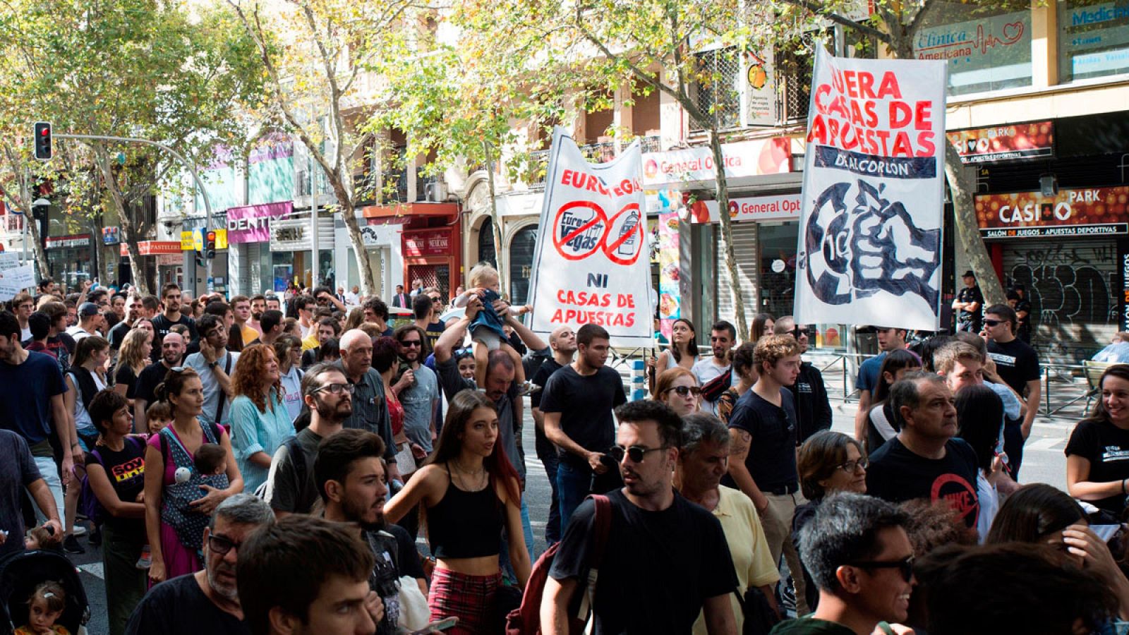 Participantes de la marcha en Madrid en contra de las casas de apuestas.