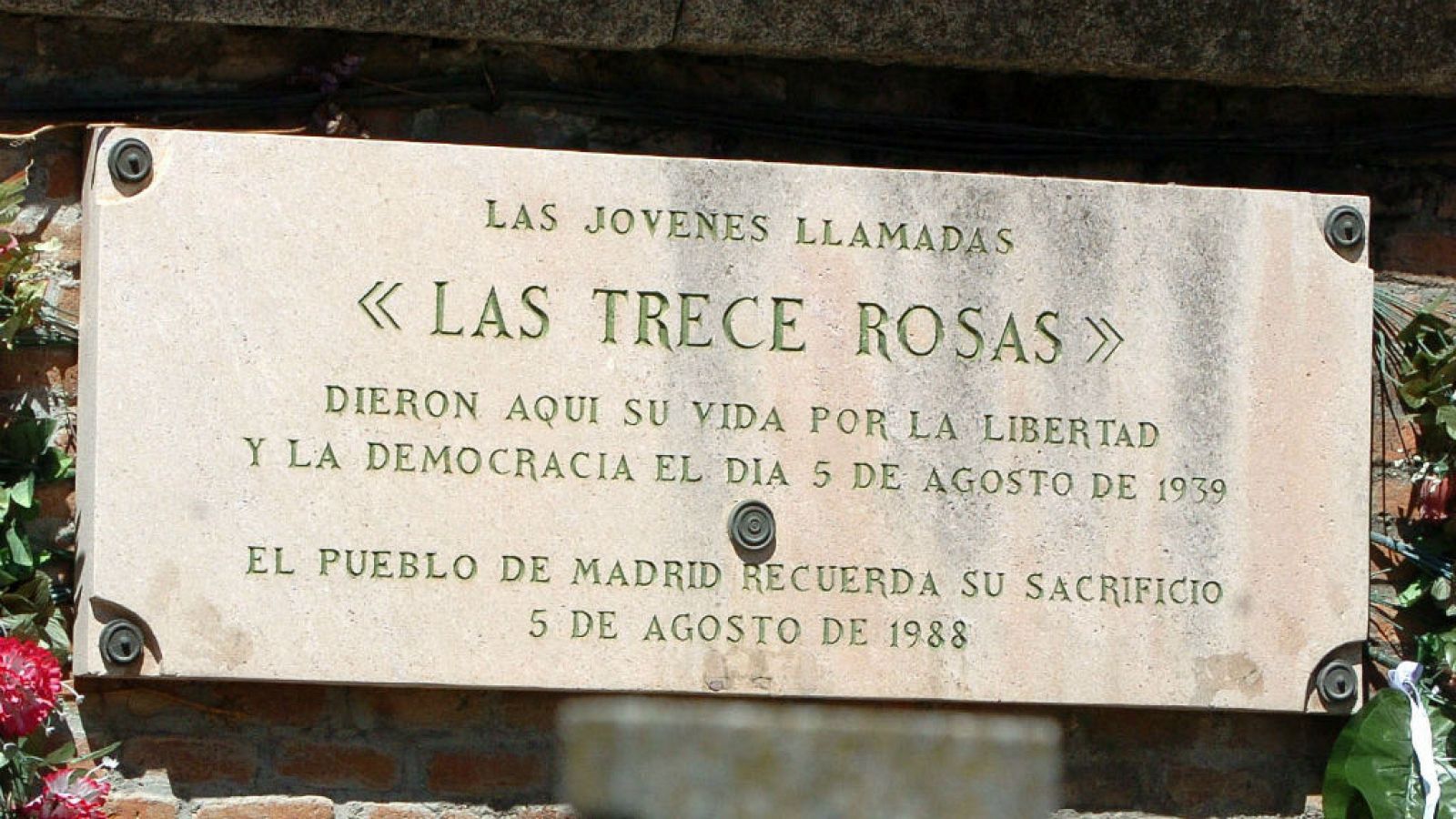 La lápida que recuerda a las 'trece rosas' en el cementerio de La Almudena (Madrid)