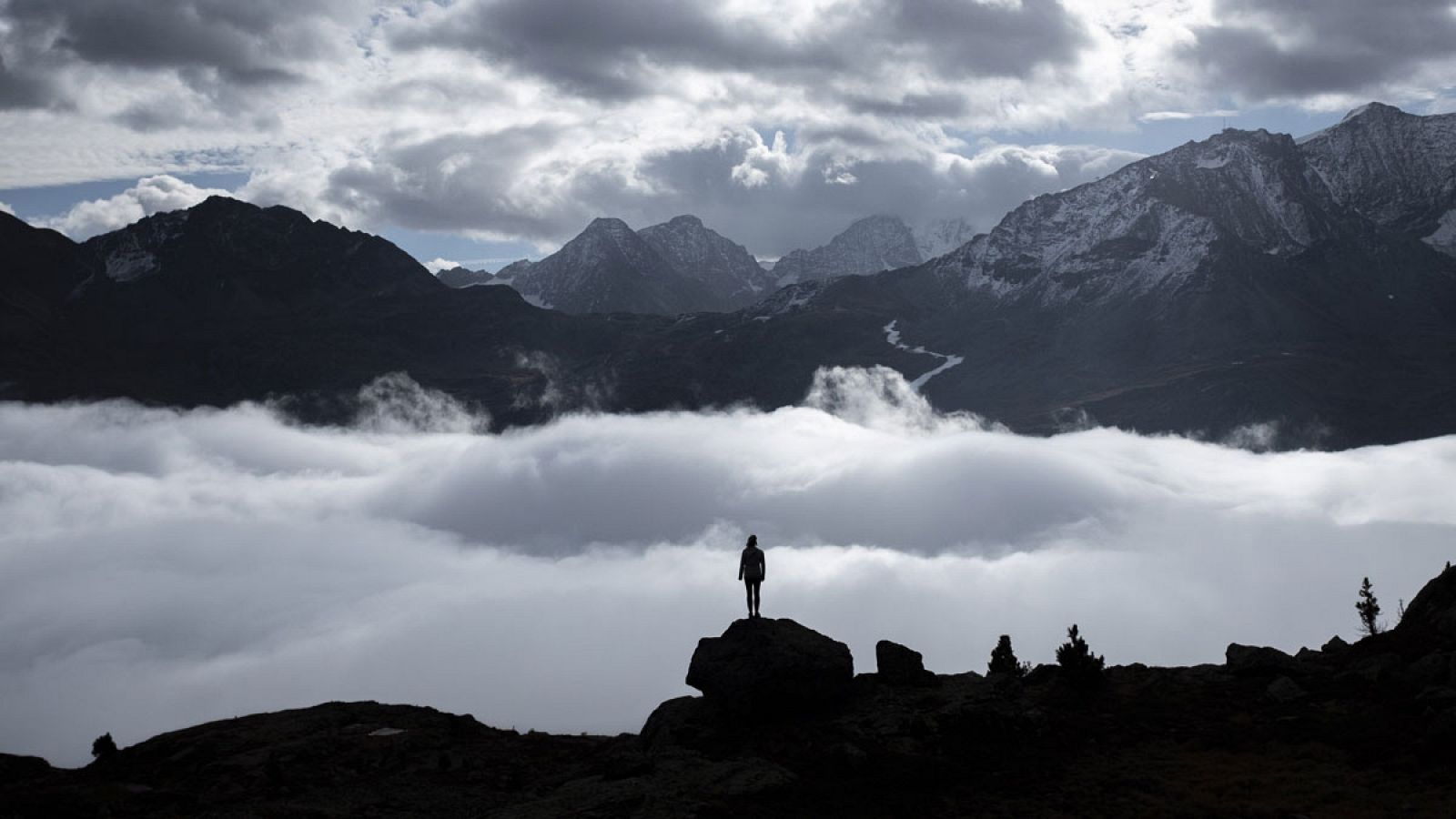 Niebla en los alpes suizos