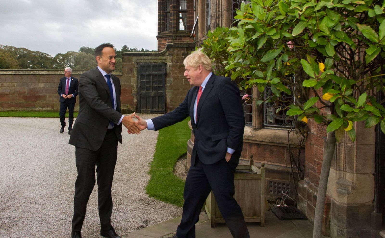 El primer ministro de Gran Bretaña, Boris Johnson, saluda a su homólogo, el primer ministro de Irlanda, Leo Varadkar en las afueras del hotel Thornton Manor, cerca de Birkenhead, en el noroeste de Inglaterra.
