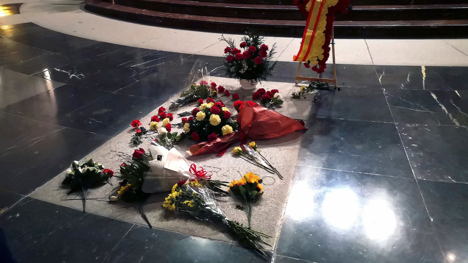 La tumba de Franco en la basílica del Valle de los caídos, llena de flores en el último aniversario de la muerte del dictador.