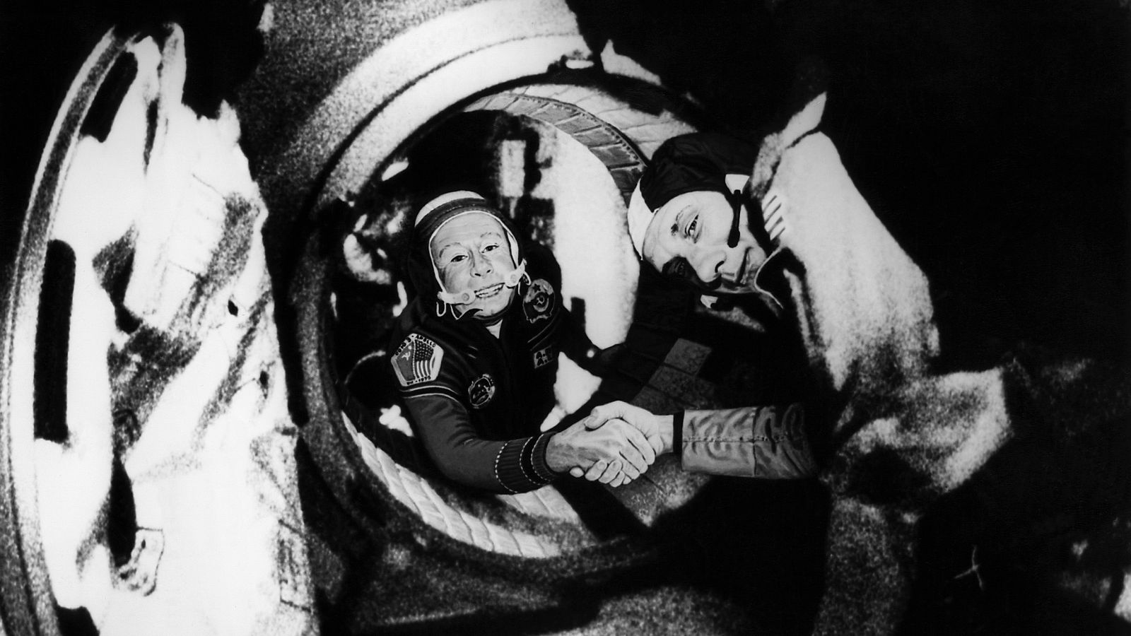 Alexéi Leónov (I) estrecha la mano del estadounidense Thomas Stafford (D), miembro de las misiones Apolo.