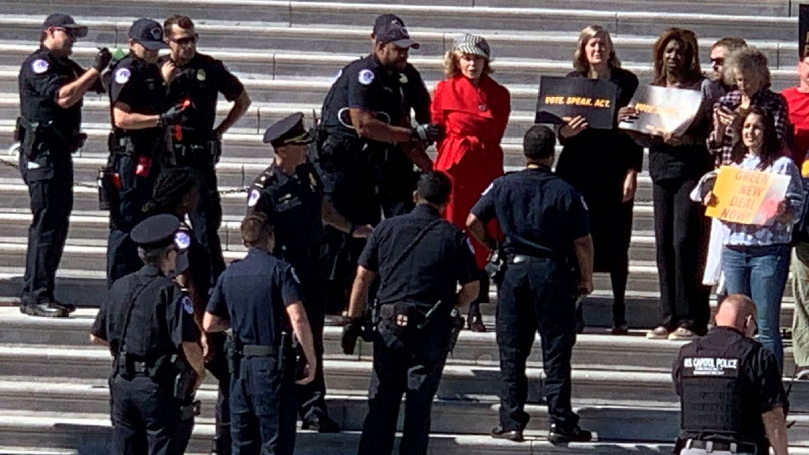 Imagen del momento de la detención de la actriz Jane Fonda en la escalera del Capitolio de Estados Unidos en Washington.
