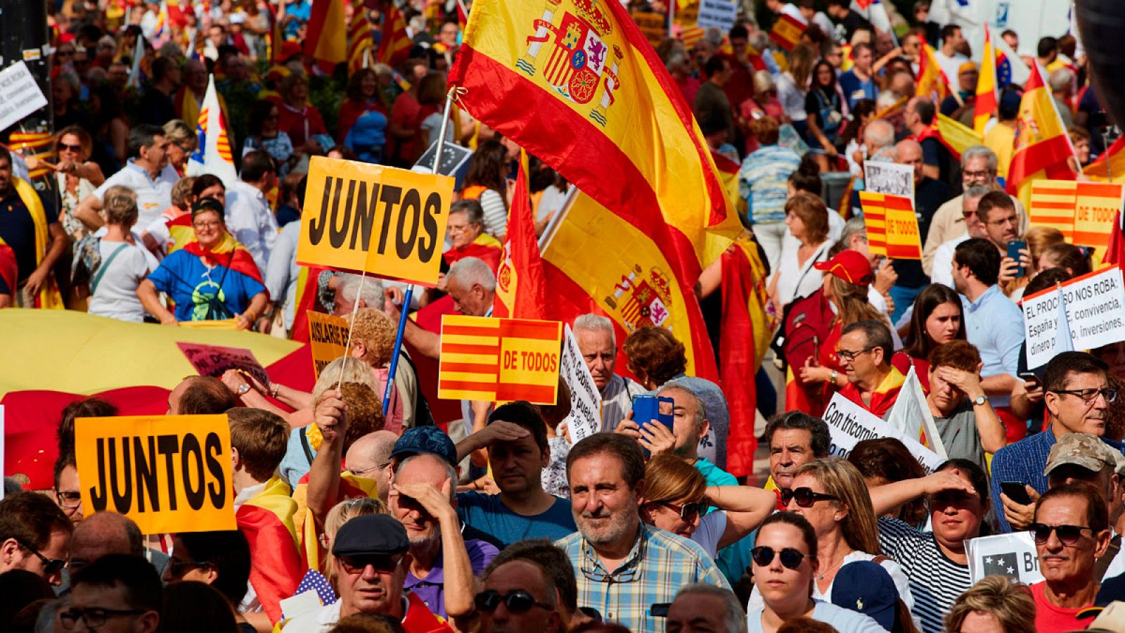Vista de la manifestación convocada por diferentes entidades favorables a la unidad de España, con el apoyo de Cs, el PP y Vox, que discurre por el Passeig de Gràcia de Barcelona, para conmemorar el Día de la Fiesta Nacional.