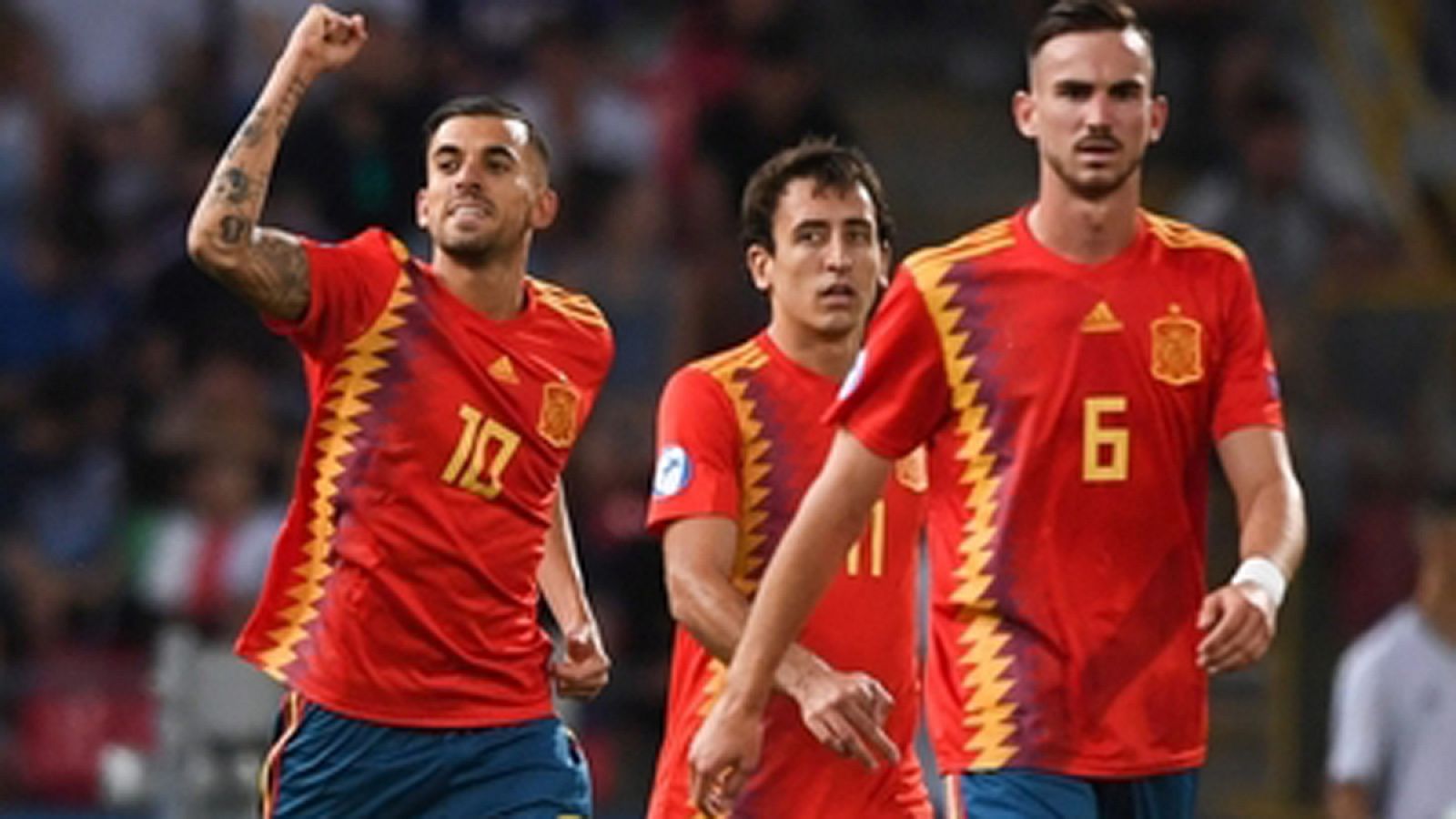Ceballos (i), Oyarzabal (c) y Fabián (d) celebran un gol con la sub'21