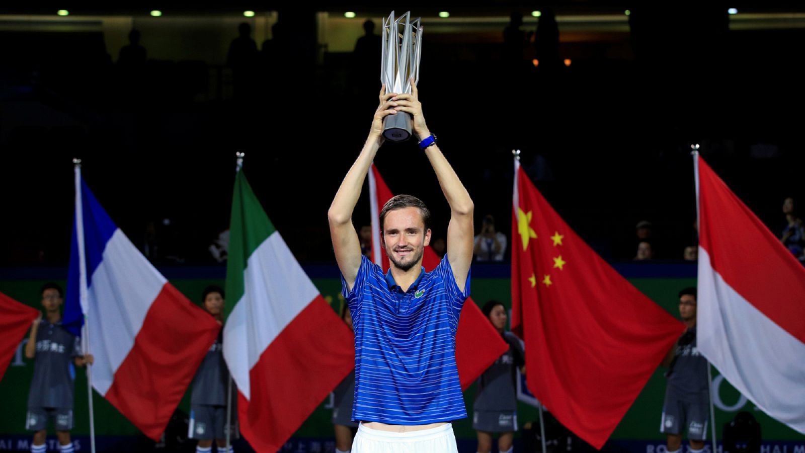 Medvedev eleva al cielo de Shanghái el trofeo