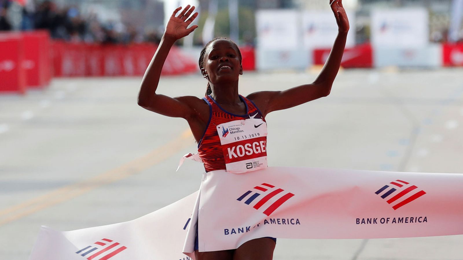 Kosgei cruza la meta del maratón de Chicago