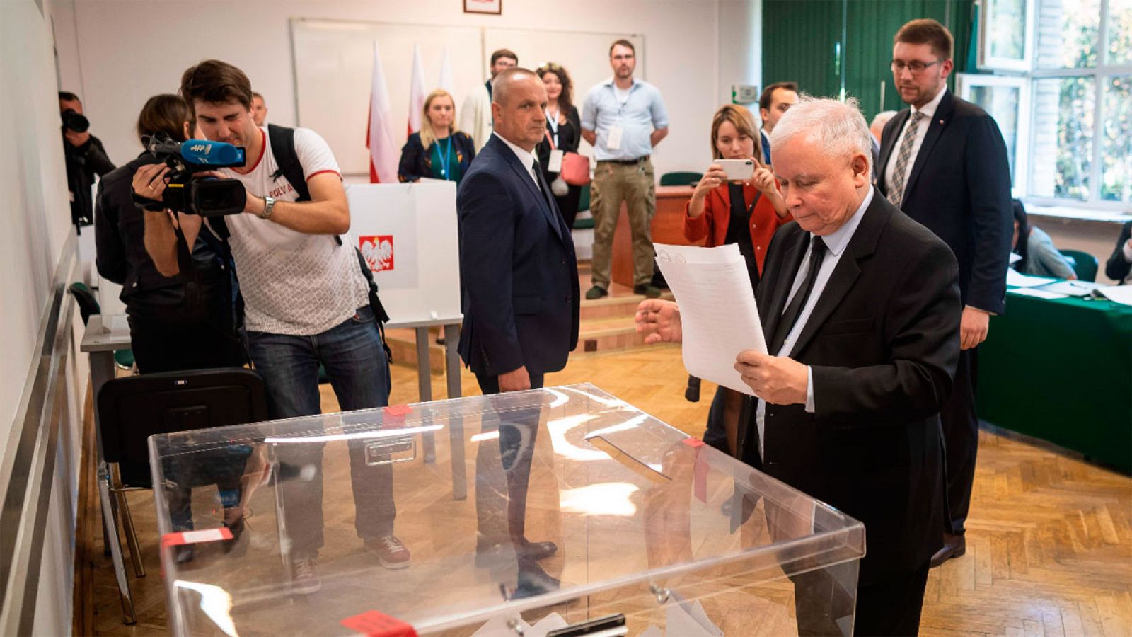 Jaroslaw Kaczynski, líder de Ley y Justicia, vota en una colegio en Varsovia